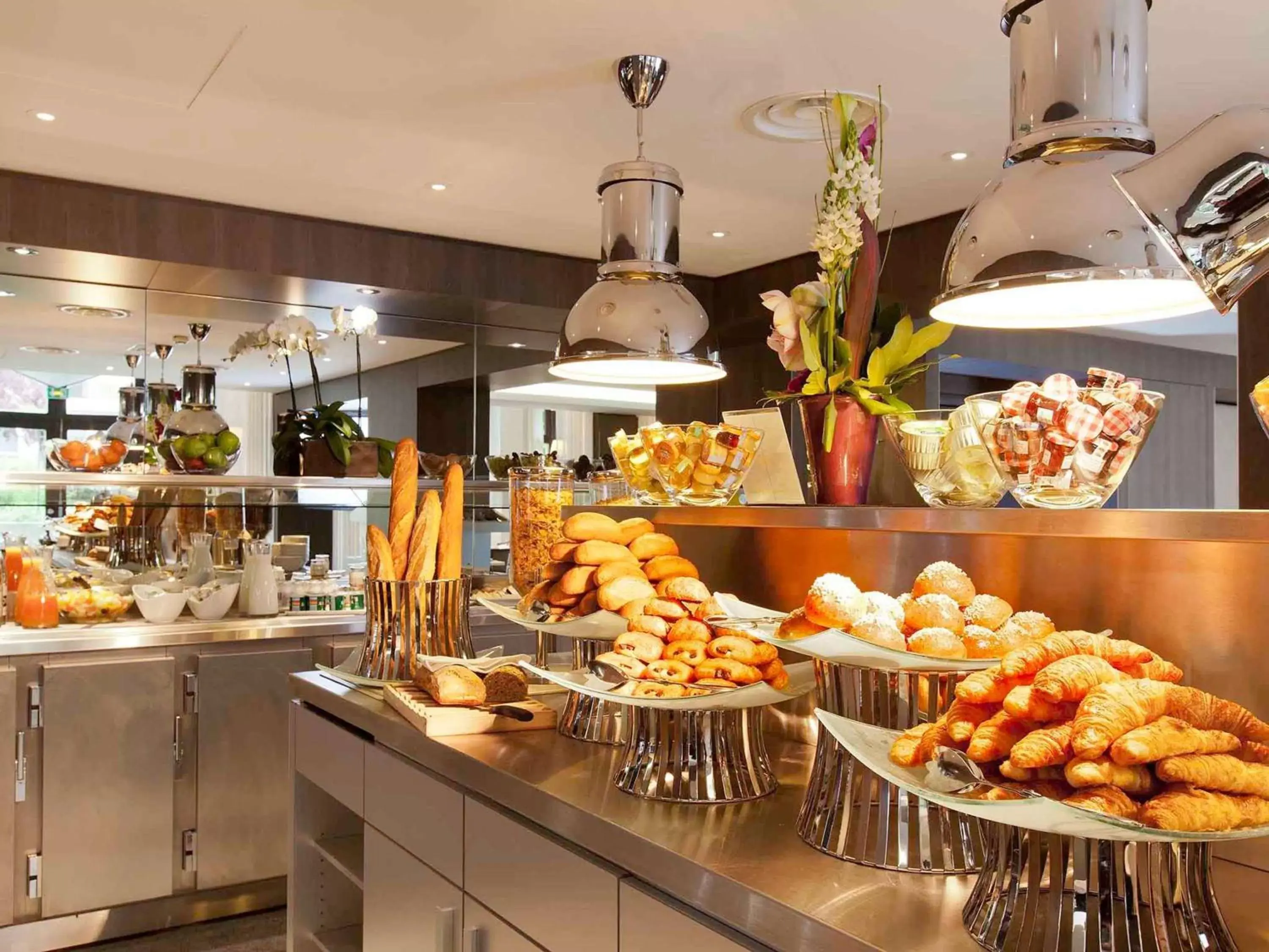 Restaurant/places to eat in Mercure Paris Porte De Versailles Expo