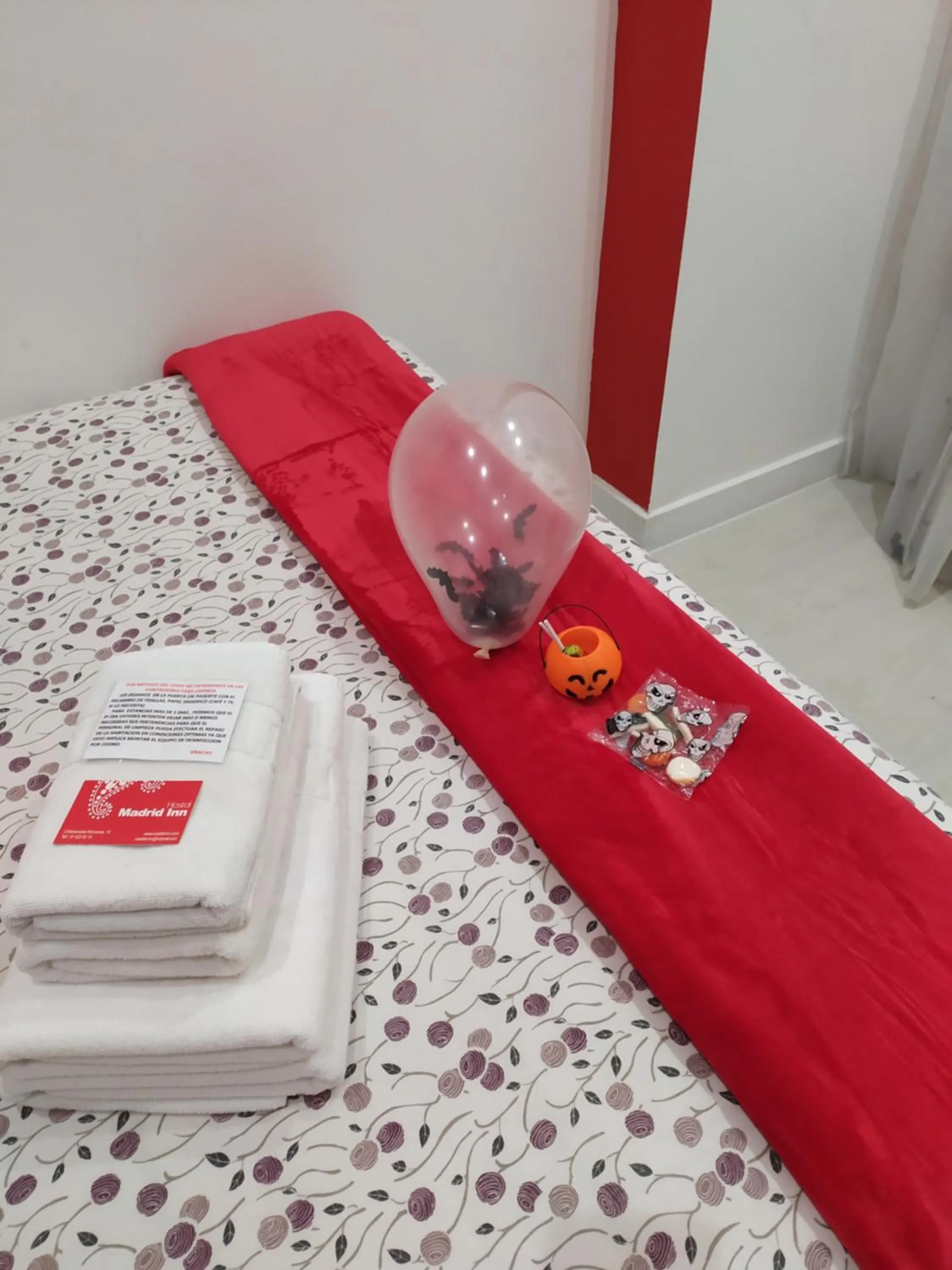 Property building, Bed in Hostal Inn Madrid