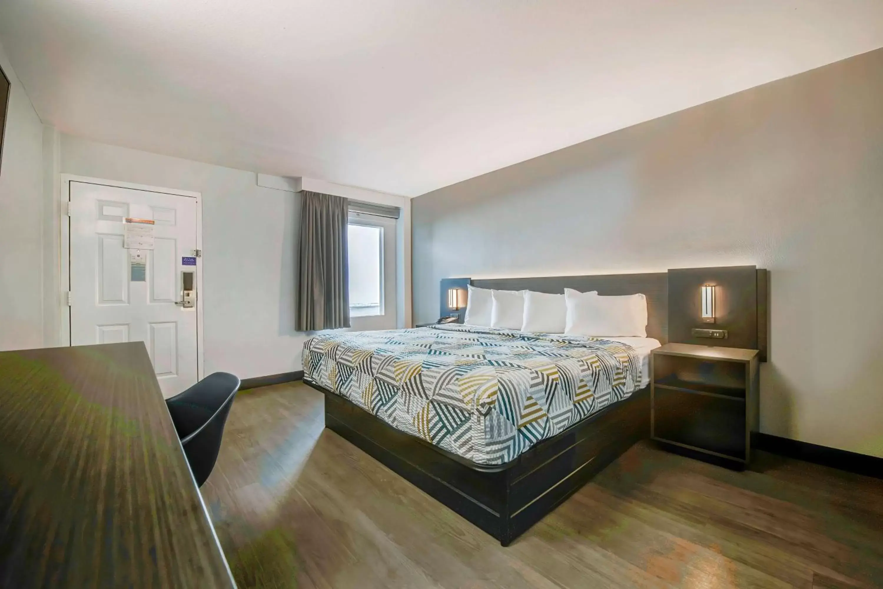 Bedroom, Bed in Motel 6 Atlanta, Ga - Midtown Bedroom, Bed in Motel 6 Atlanta, Ga - Midtown