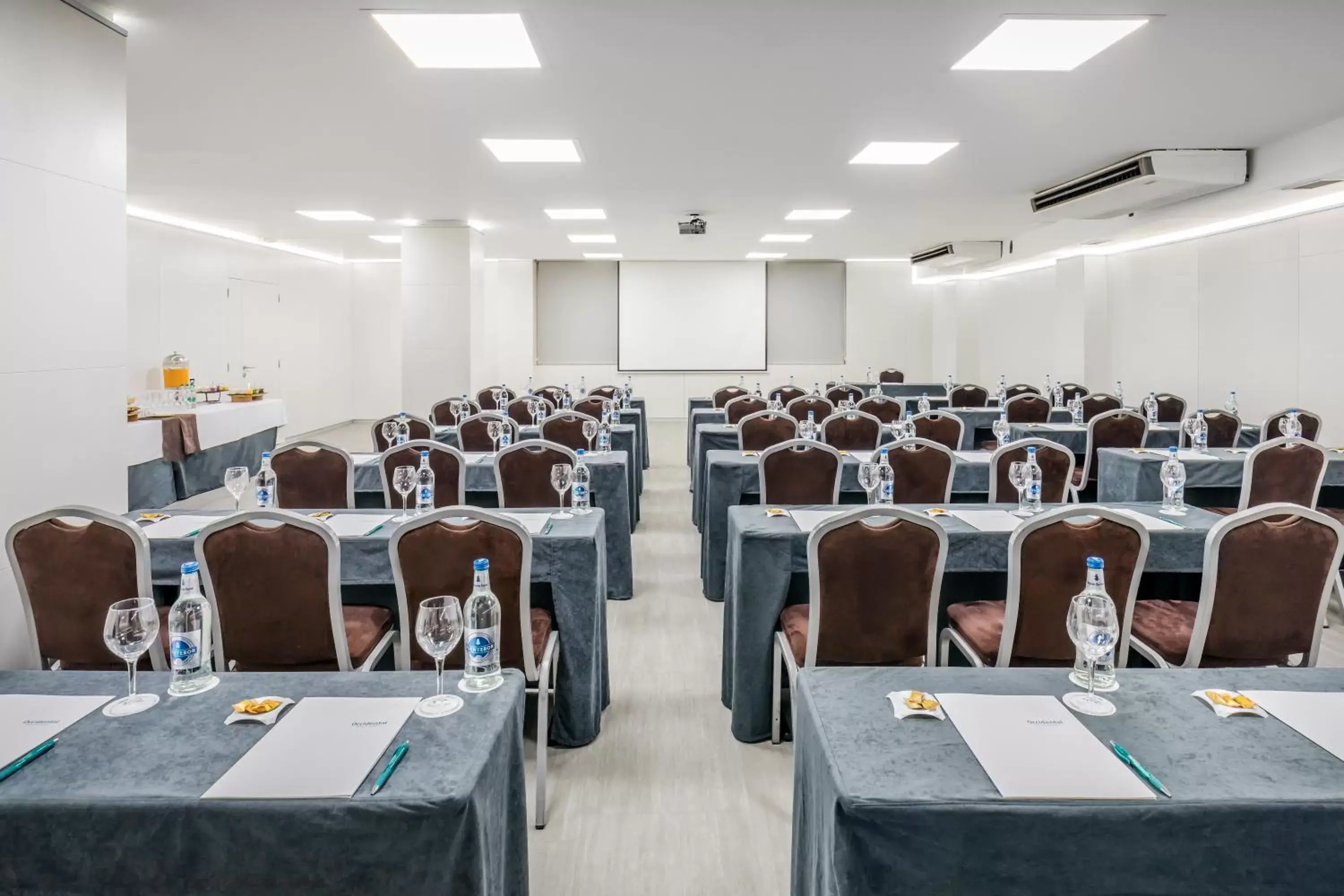 Meeting/conference room in Occidental Santa Cruz Contemporáneo