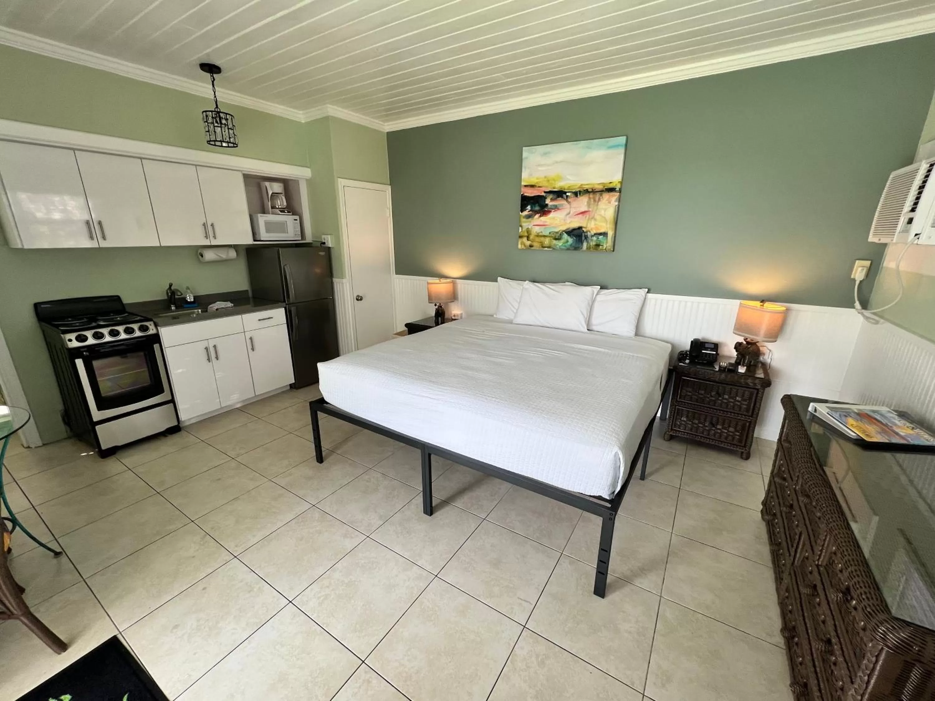 Bed in Breezy Palms Resort