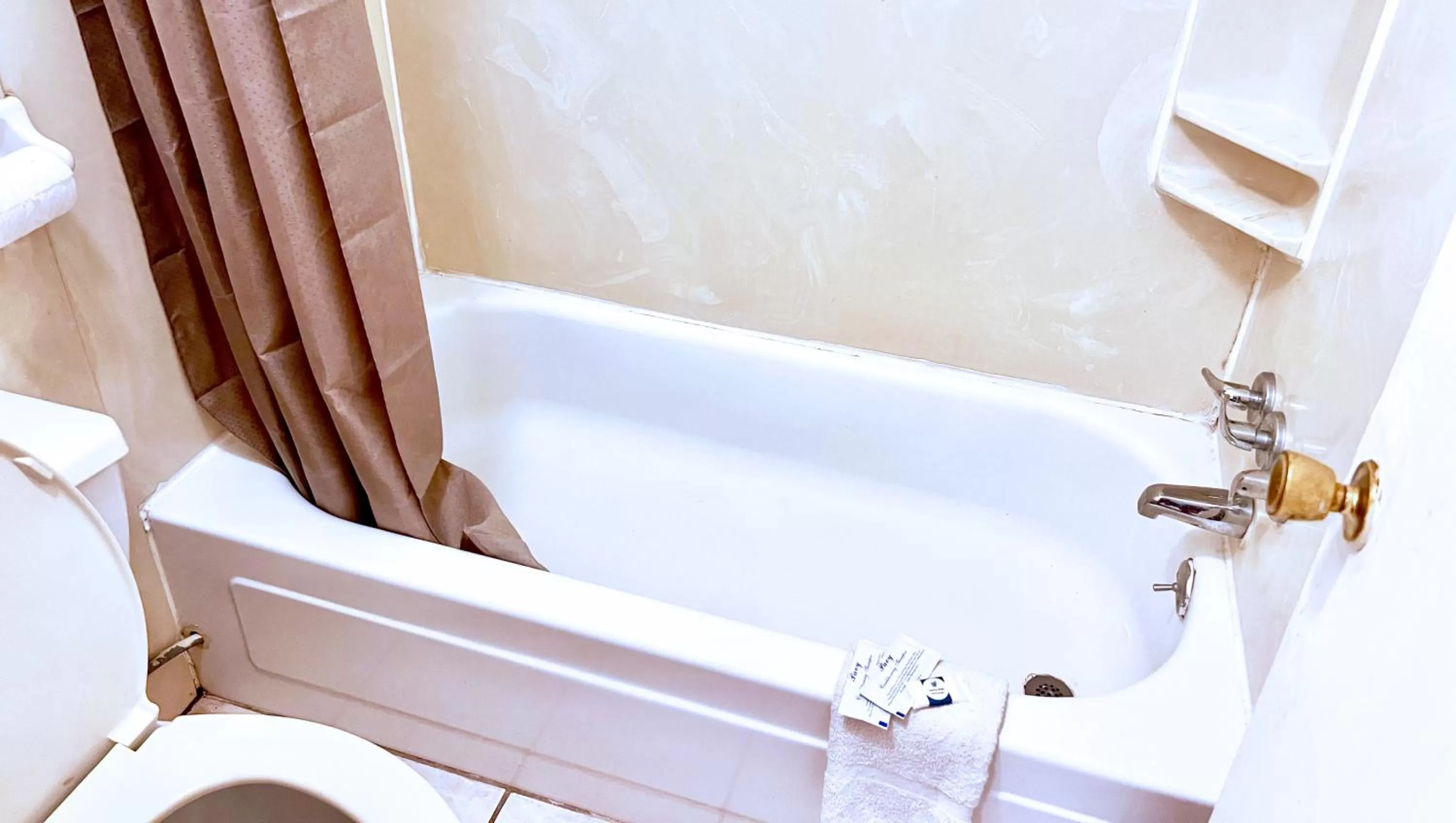 Bathroom in Thunderbird Motel Hillsboro