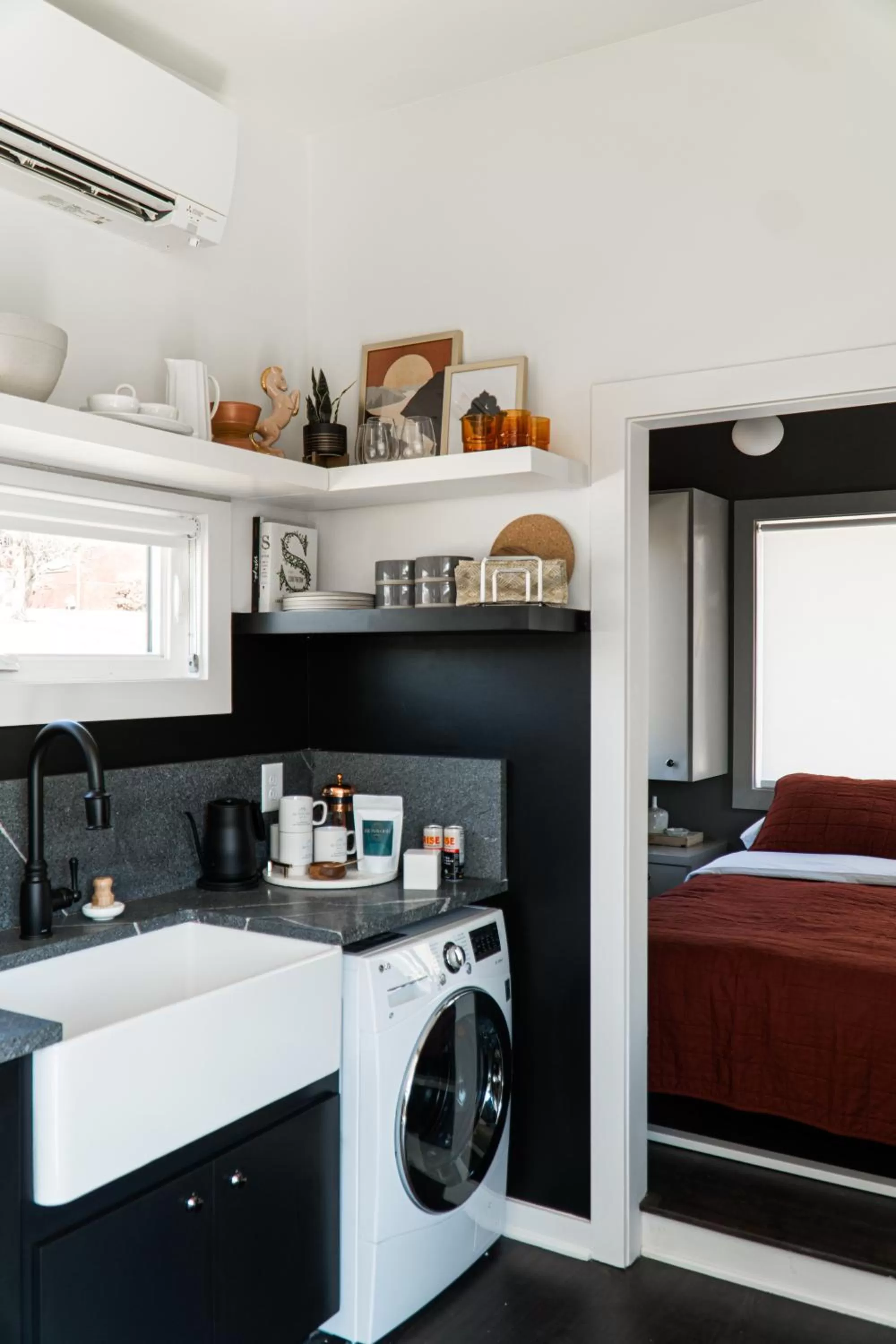 Coffee/tea facilities, Bed in Ironwood Grove, Tiny House Hotel