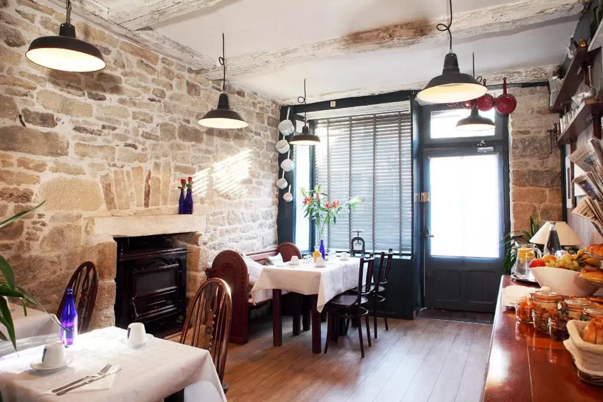 Dining area, Restaurant/Places to Eat in Chambres Aux Sabots Rouges