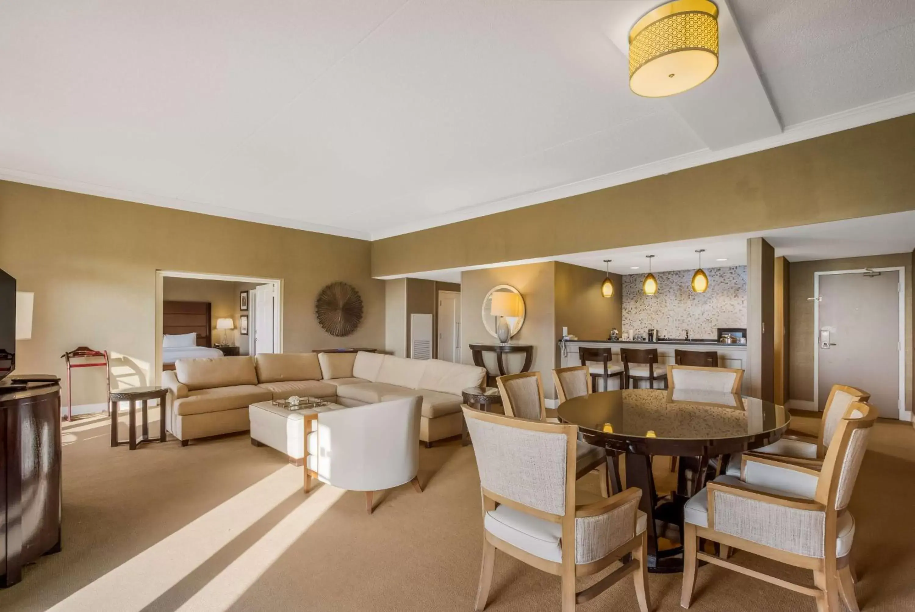 Bedroom, Lounge/Bar in Sonesta Resort Hilton Head Island