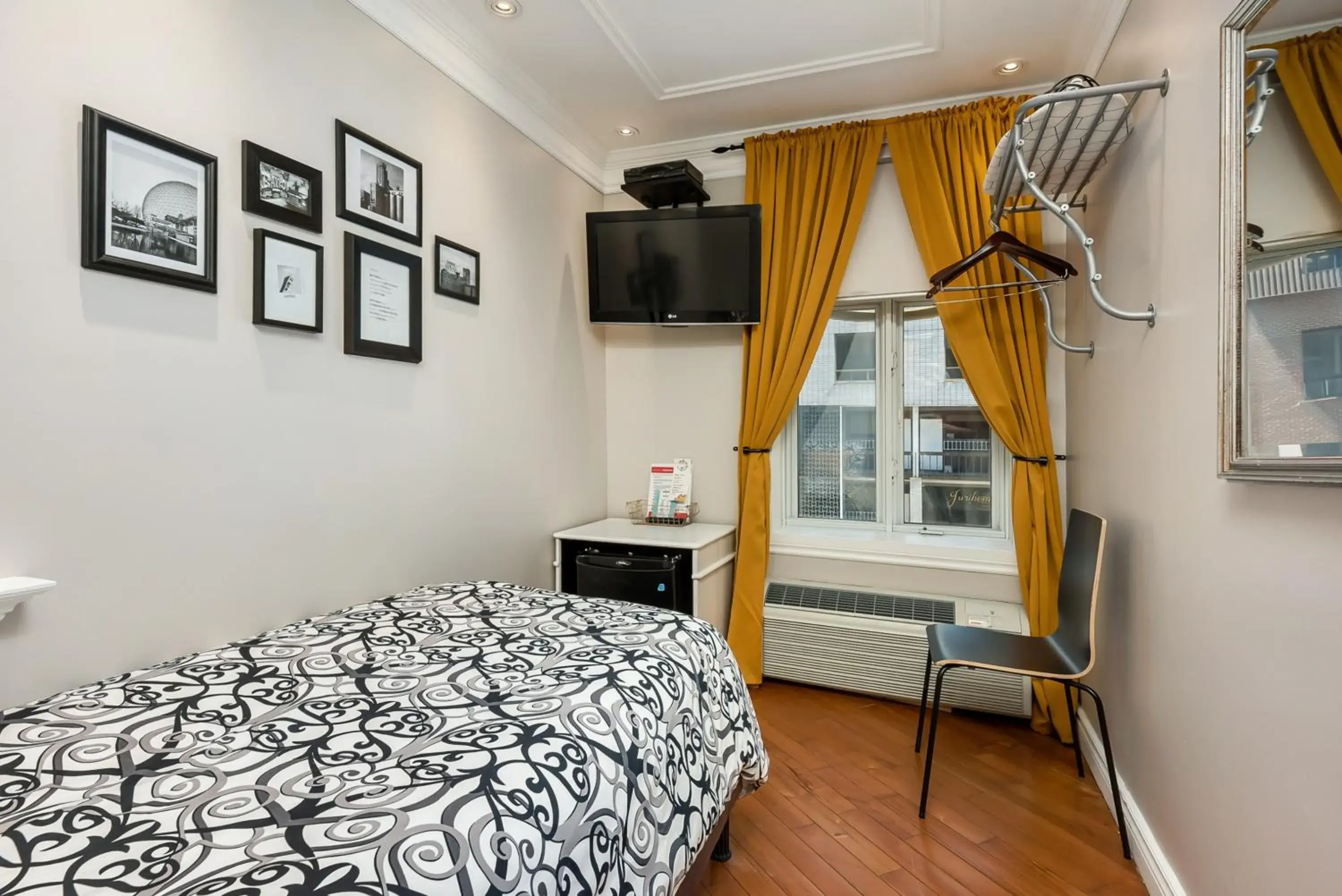 TV and multimedia, Bed in Samesun Montreal Central