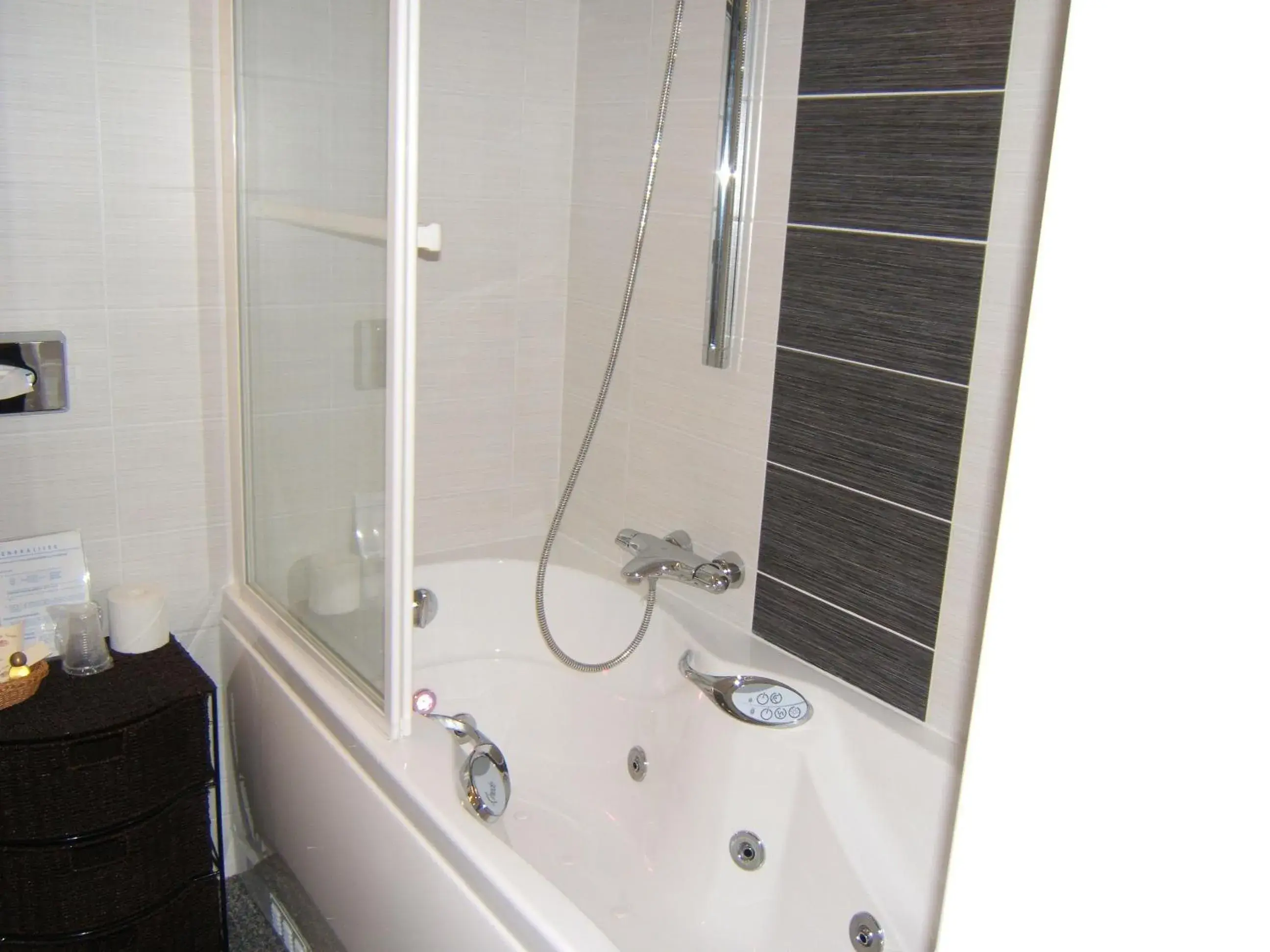 Hot Tub, Bathroom in Hotel De Clisson Saint Brieuc