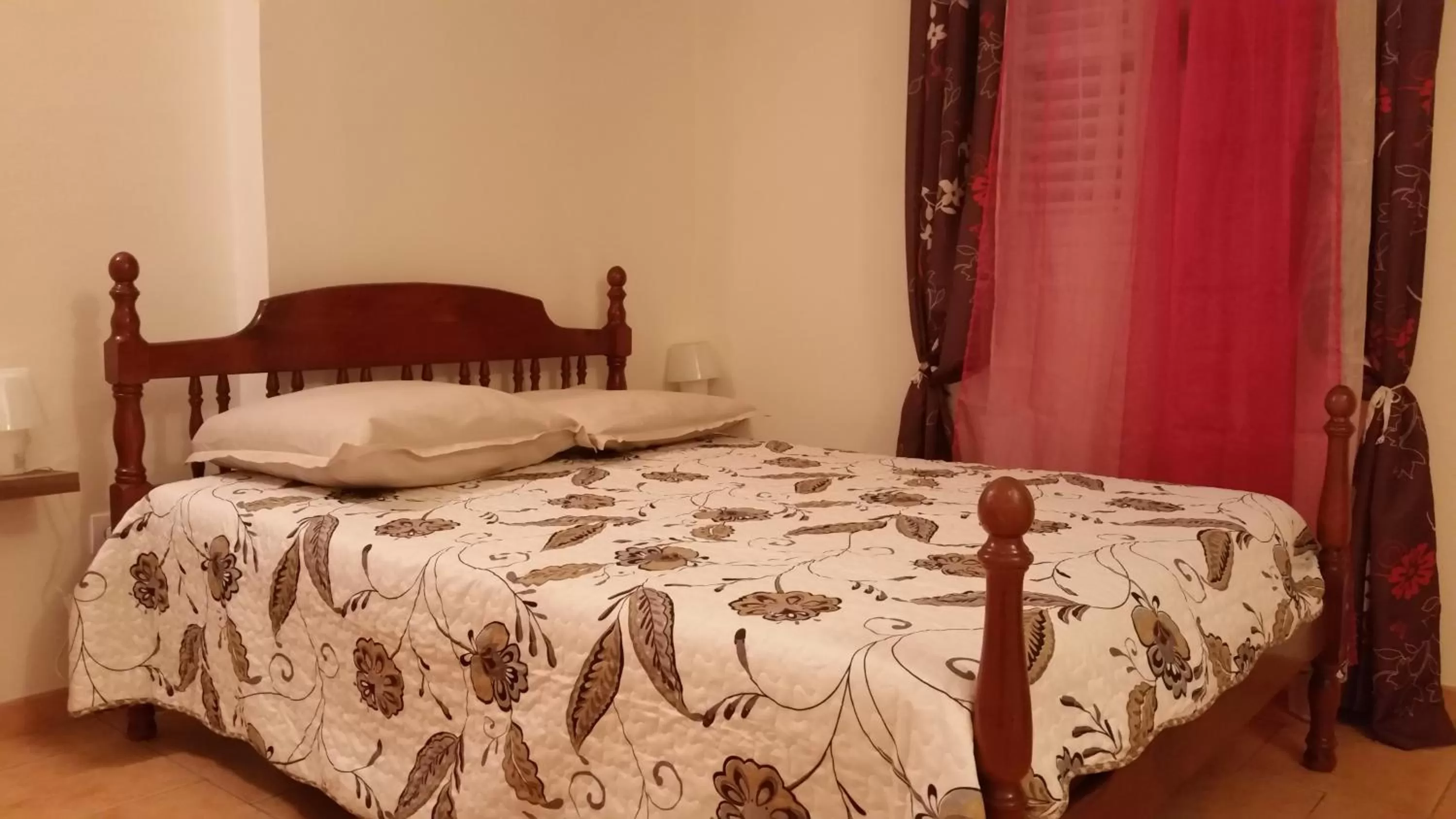 Photo of the whole room, Bed in L'Oliveraie