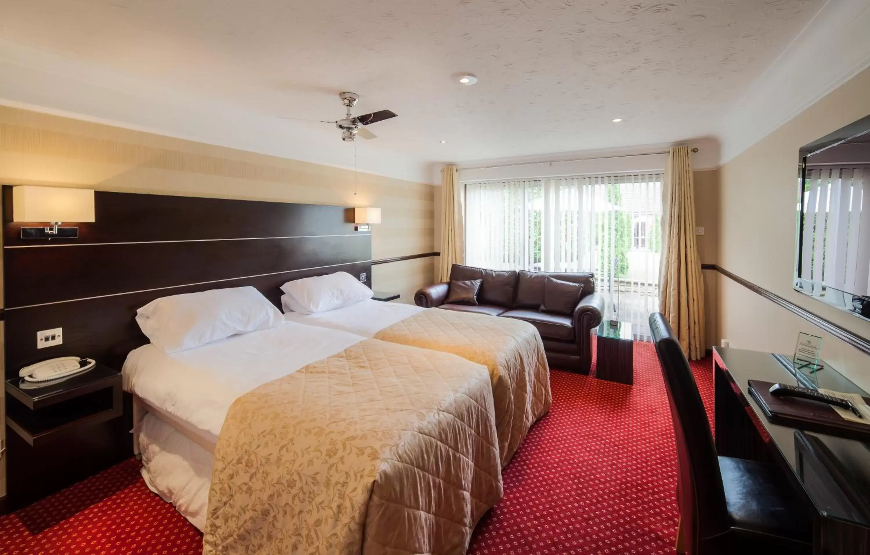 Bedroom, Bed in Hollies Hotel