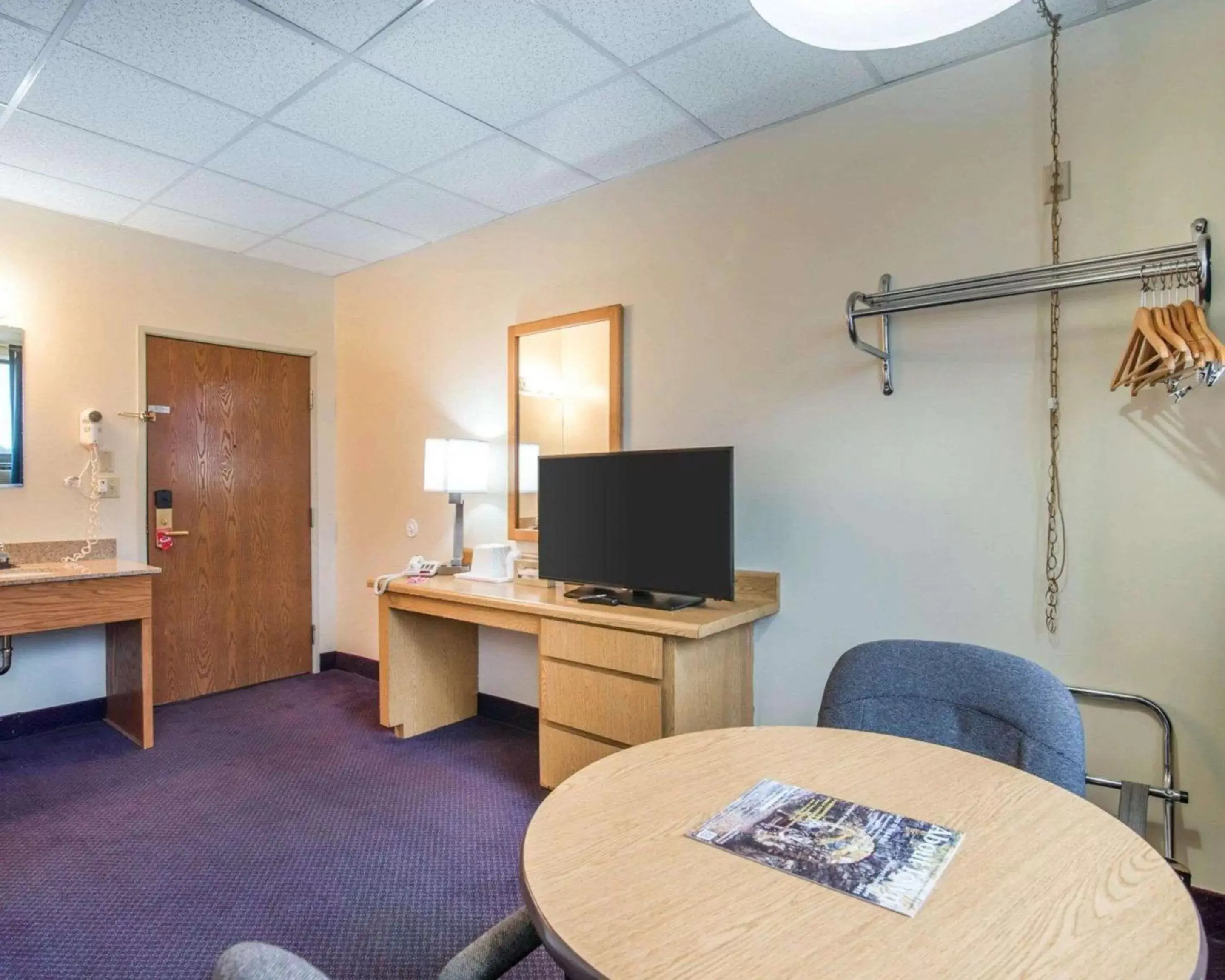 Photo of the whole room, TV/Entertainment Center in Econo Lodge Manchester