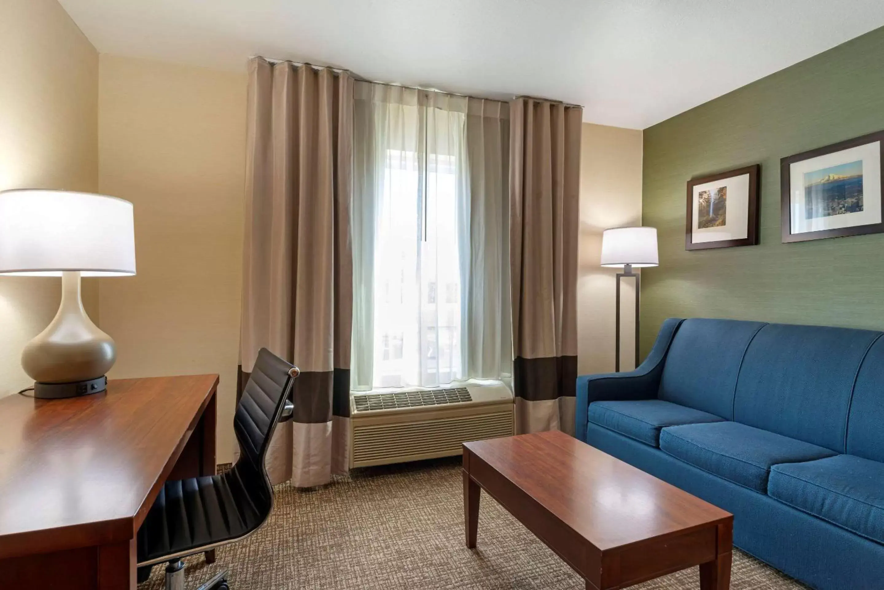 Photo of the whole room, Seating Area in Comfort Inn & Suites Salem