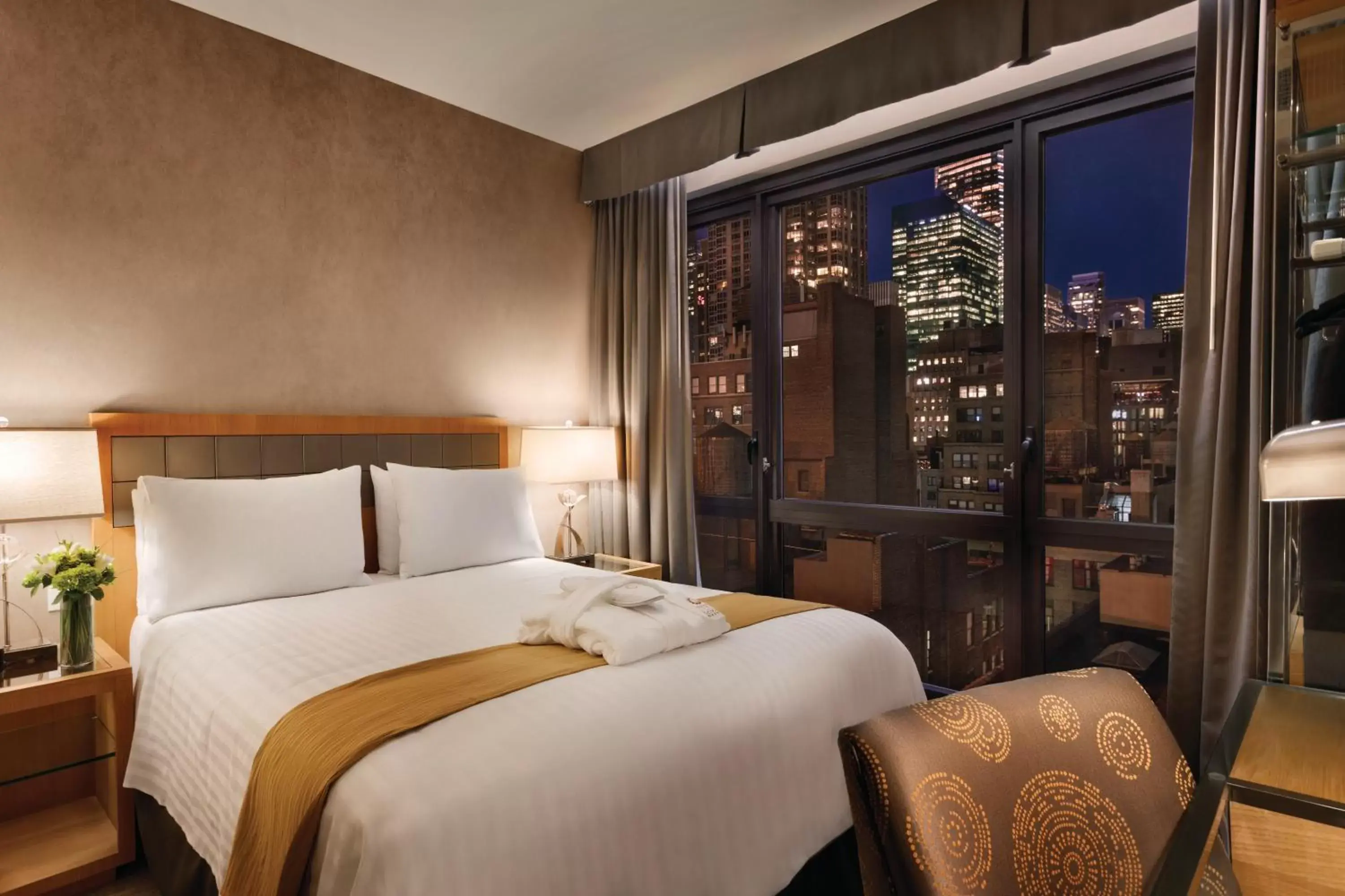 City view, Bed in Executive Hotel Le Soleil New York