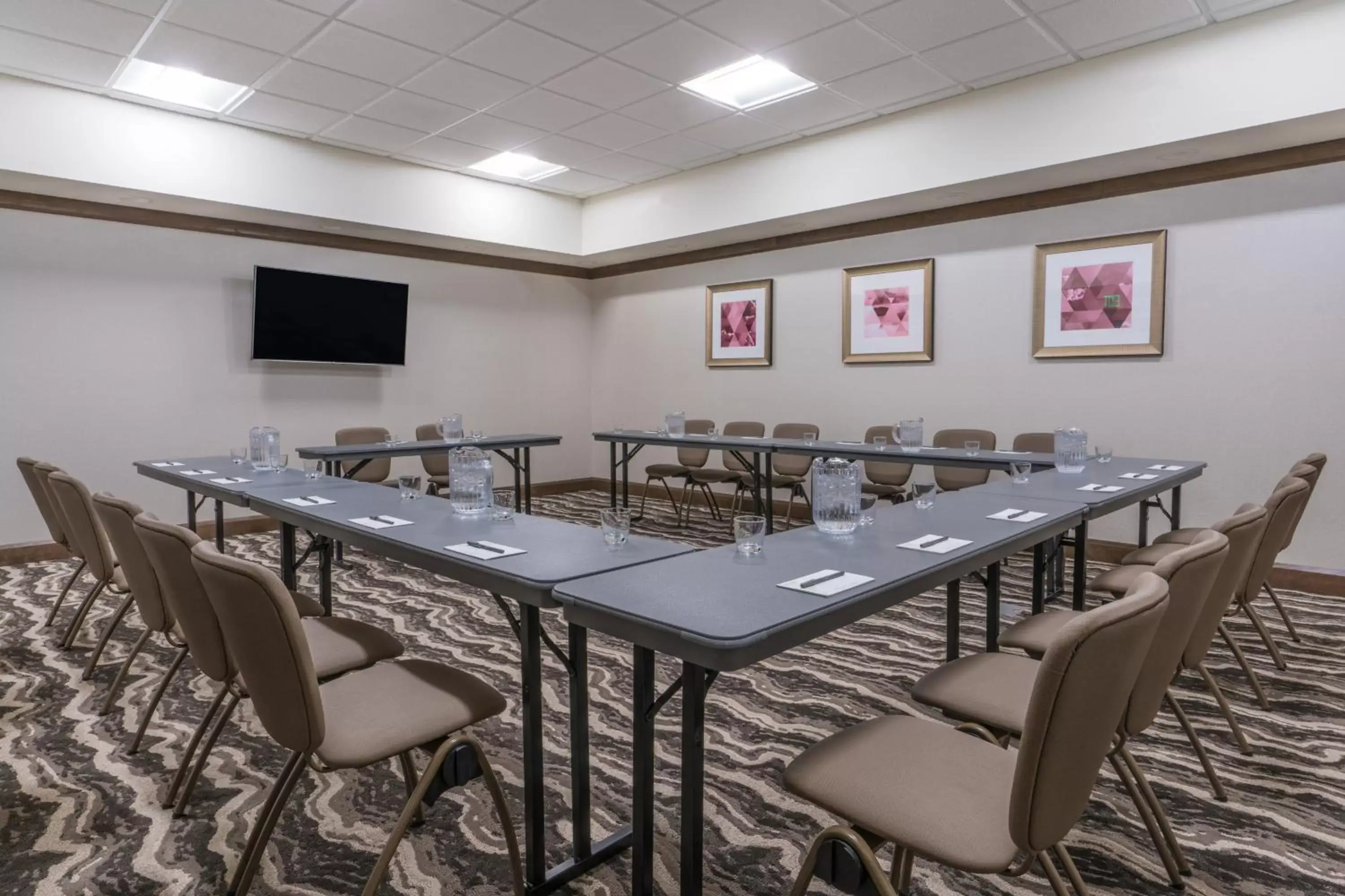 Meeting/conference room in Staybridge Suites Anchorage, an IHG Hotel