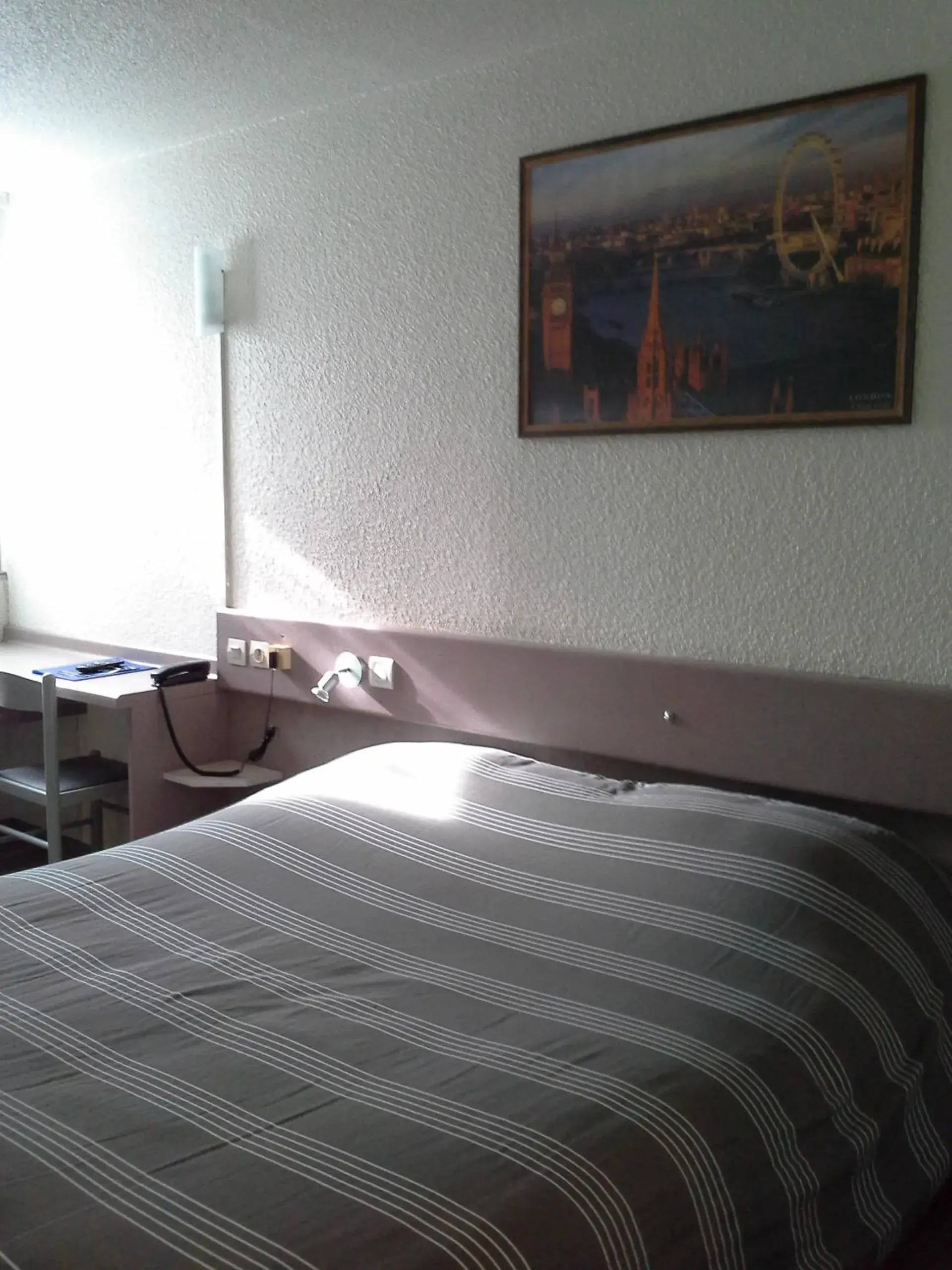 Photo of the whole room, Bed in Contact Hôtel Come Inn