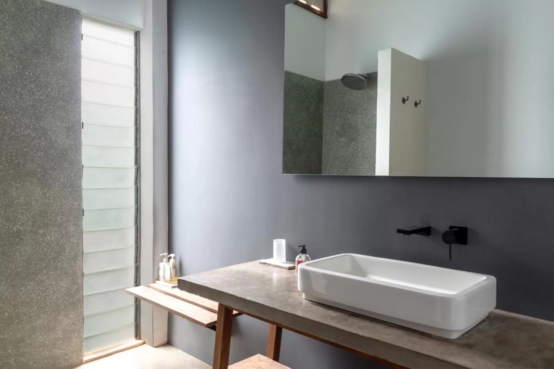 Shower in Pages Rooms Hotel