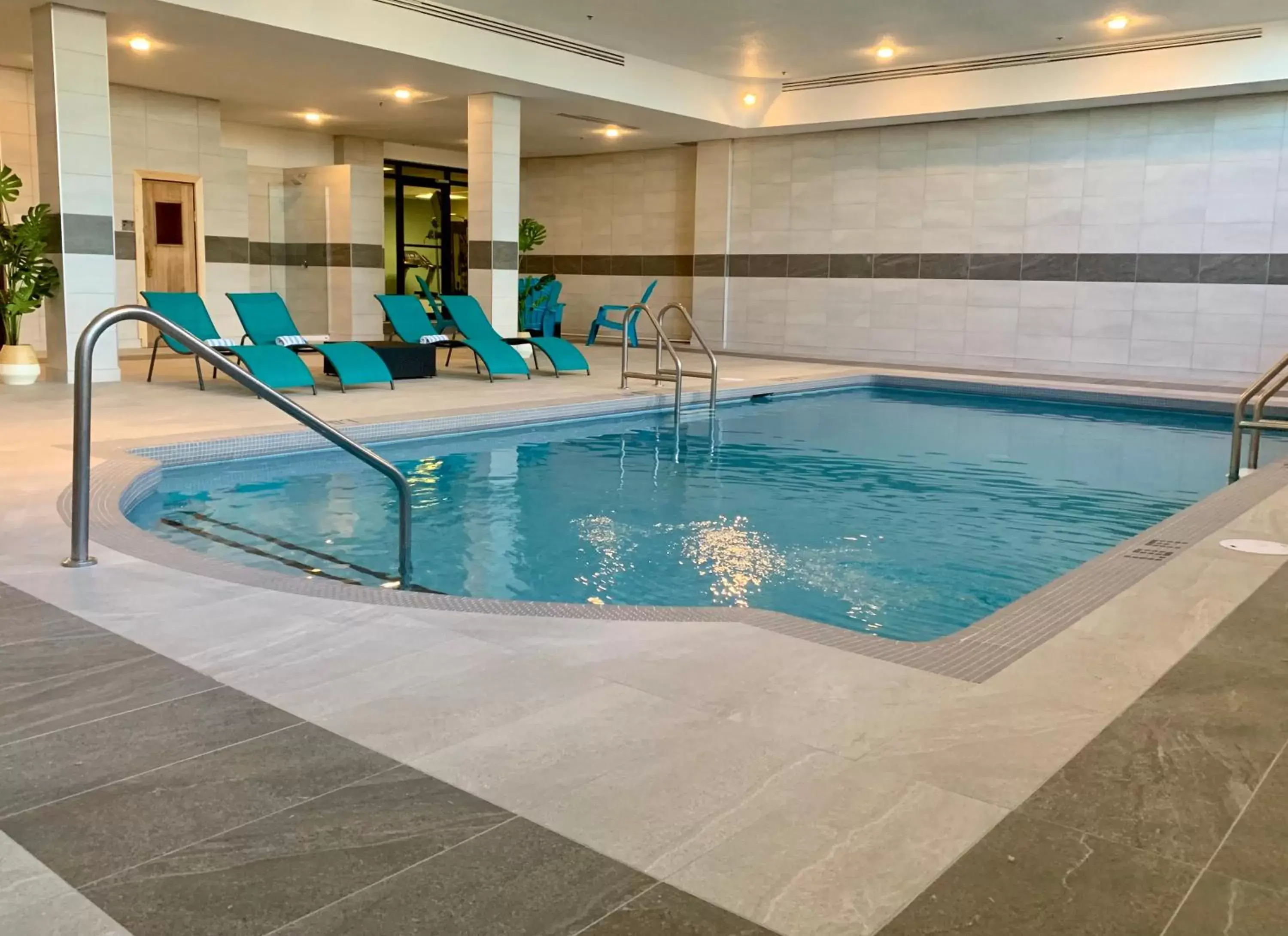 Sauna, Swimming Pool in Hotel Universel Montréal