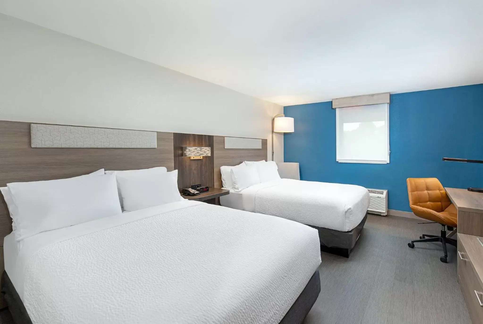 Photo of the whole room, Bed in Holiday Inn Express Atlanta Airport - North, an IHG Hotel