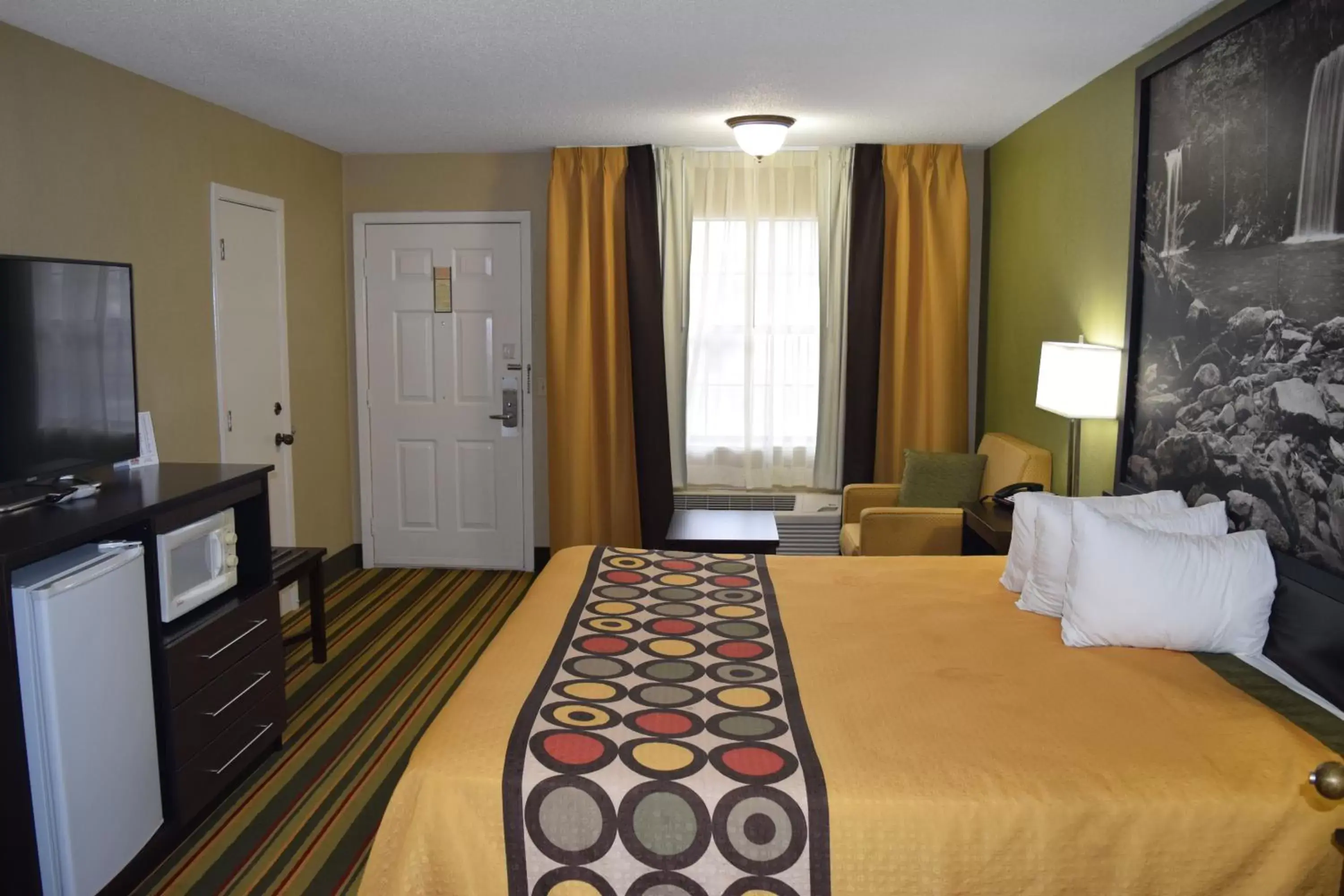 Photo of the whole room, Bed in Super 8 by Wyndham Paragould