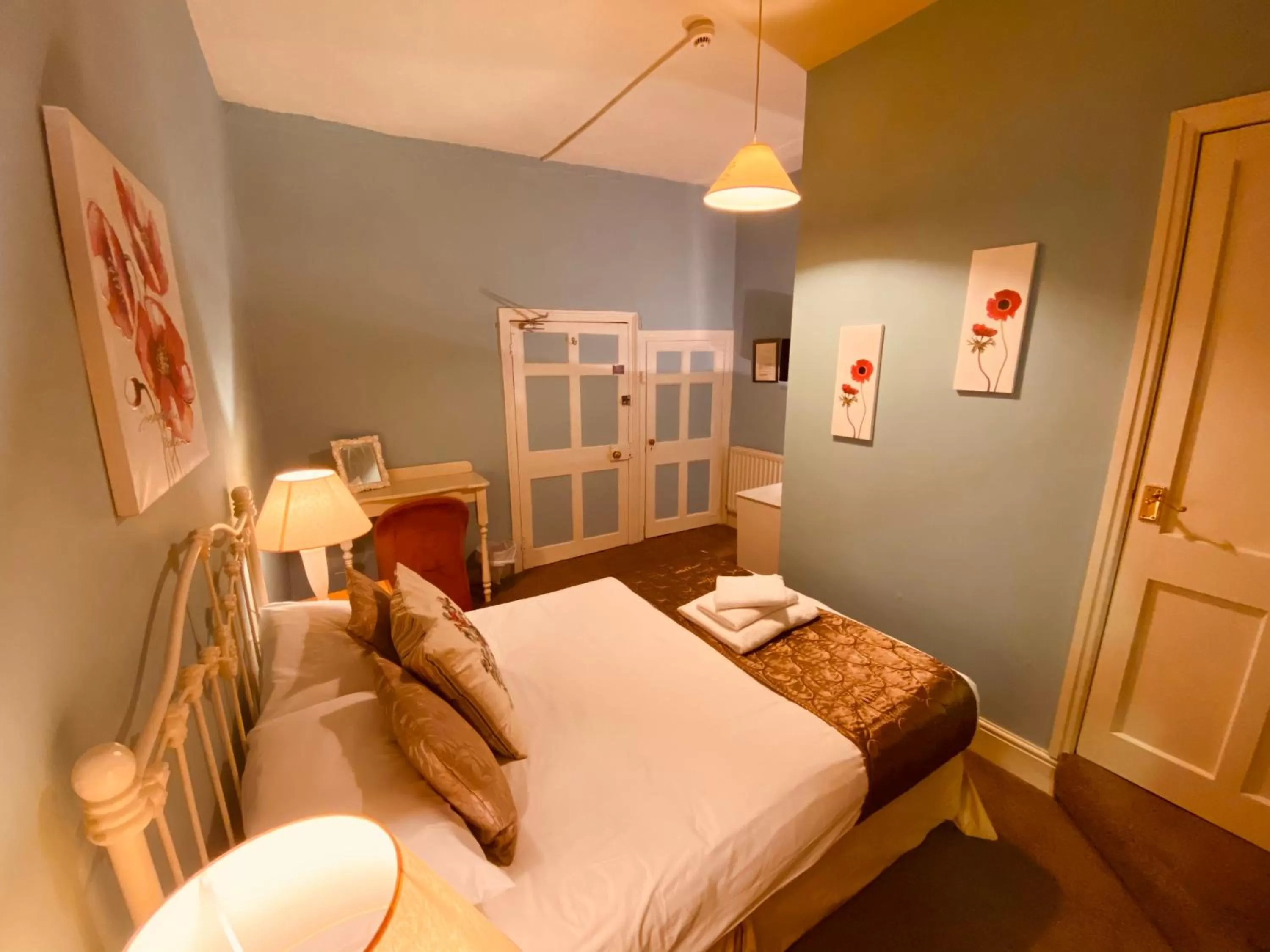 Bedroom in Kings Head Hotel