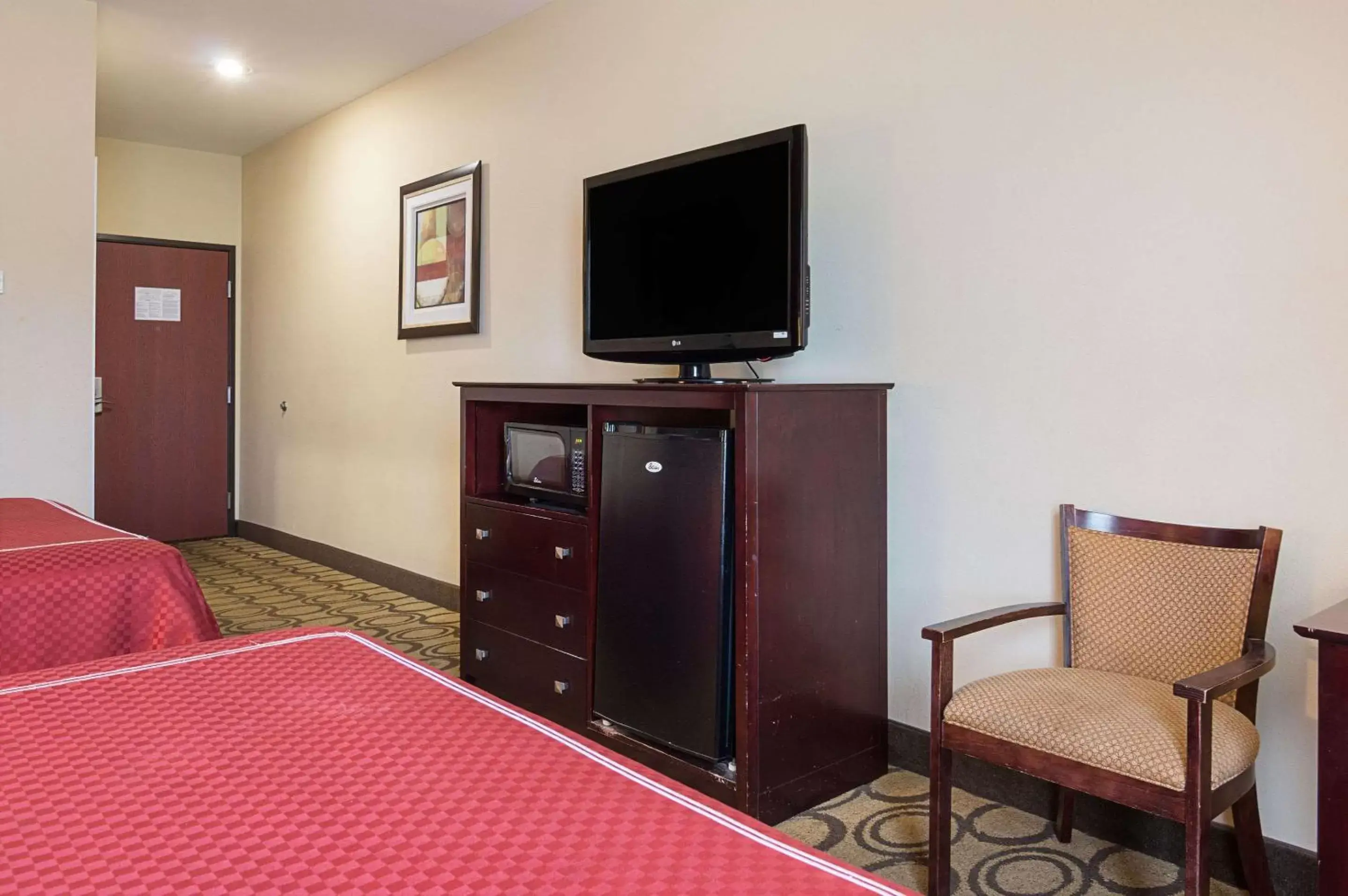 Photo of the whole room, TV/Entertainment Center in Rodeway Inn Winnfield