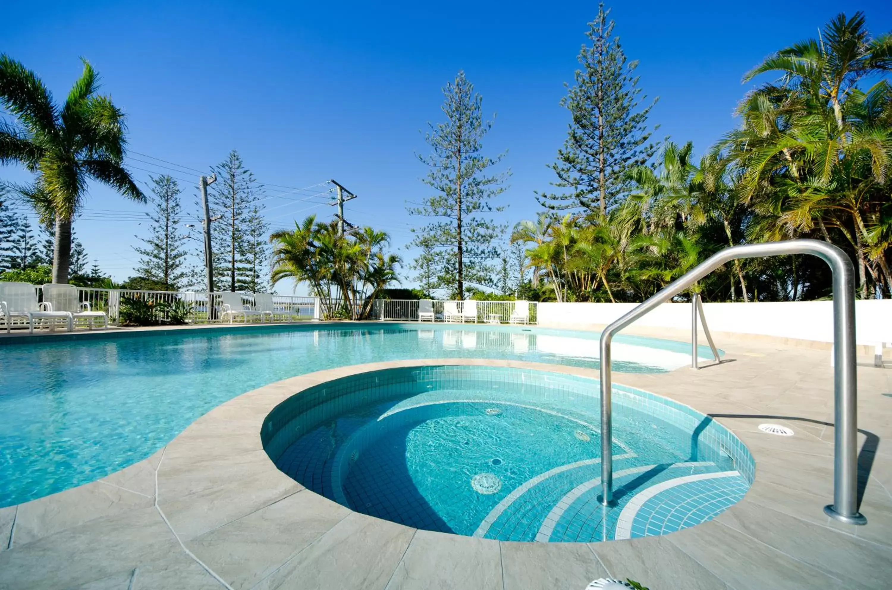 Facade/entrance, Swimming Pool in Crystal Bay On The Broadwater