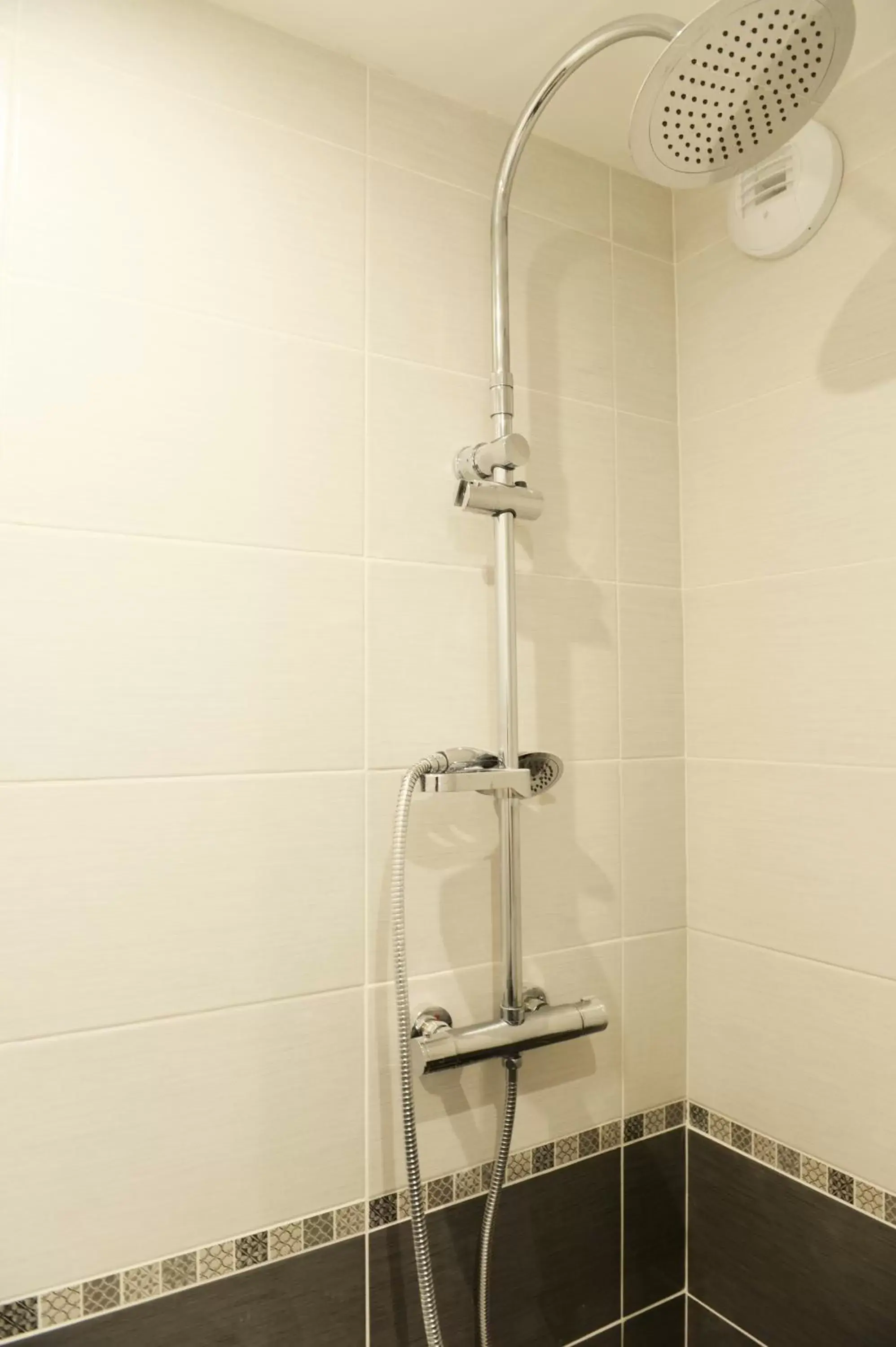 Shower, Bathroom in O2 Horizon