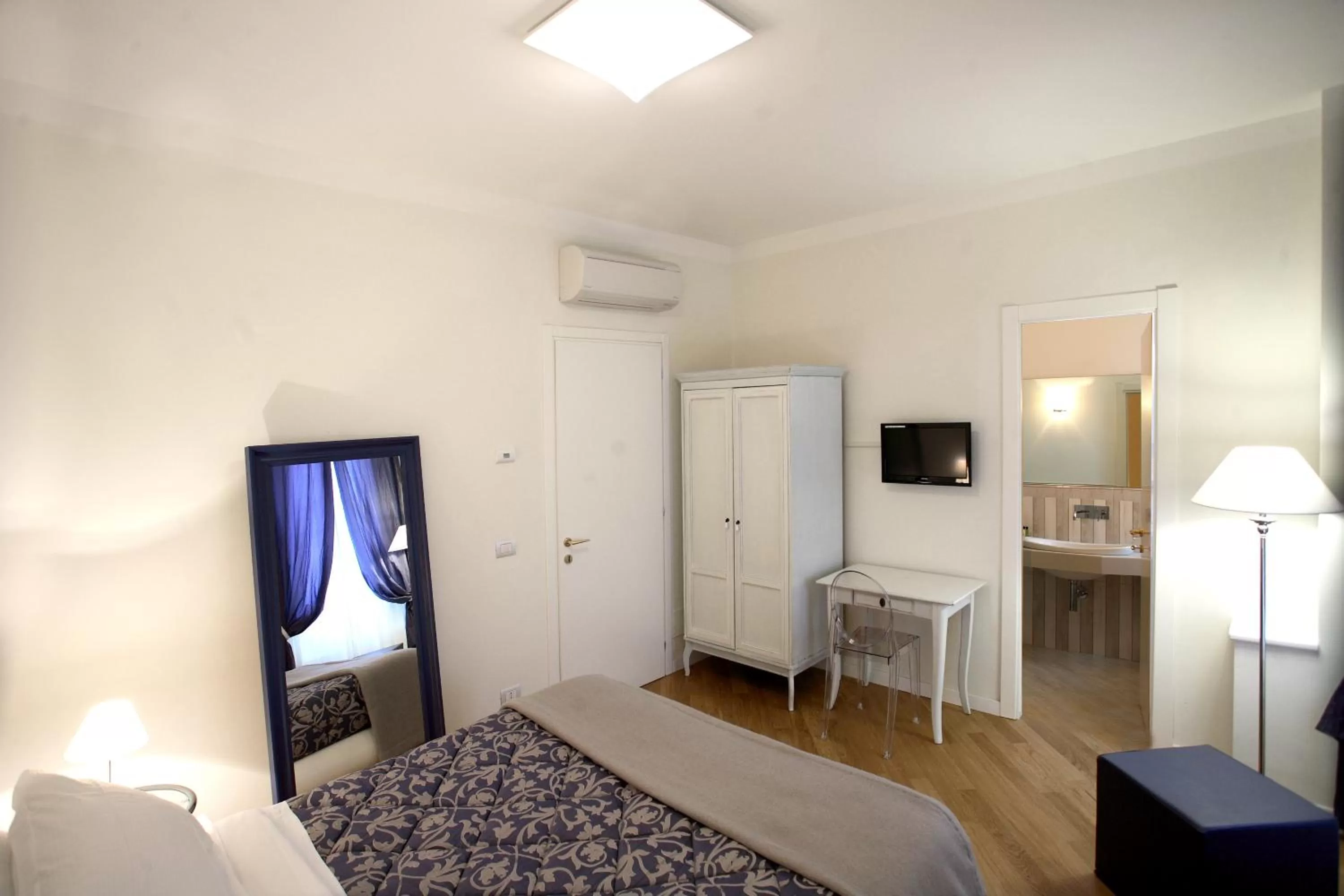 Photo of the whole room, Bed in R&B Santo Stefano