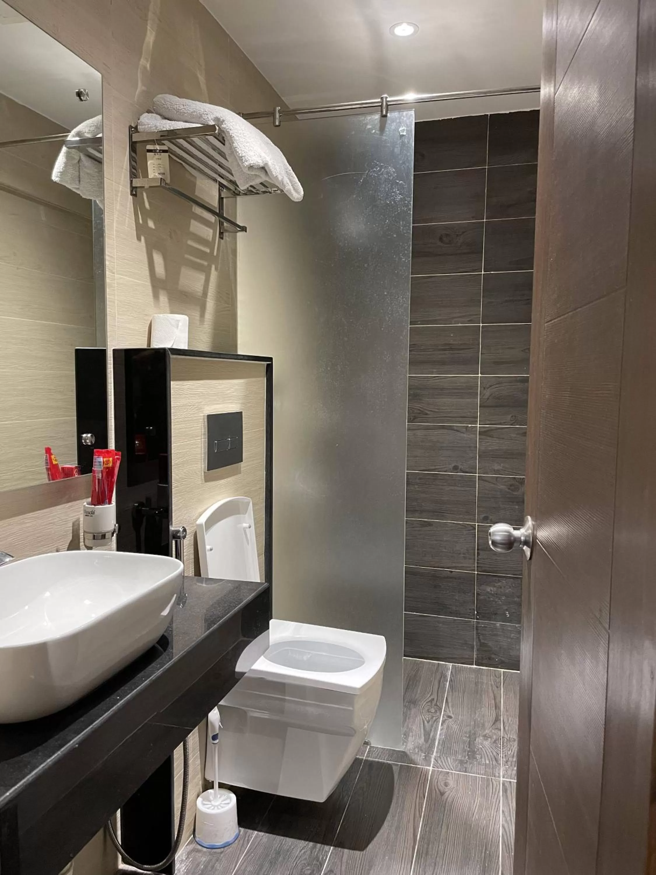 Bathroom in Hamsun Shahrah-e-Faisal