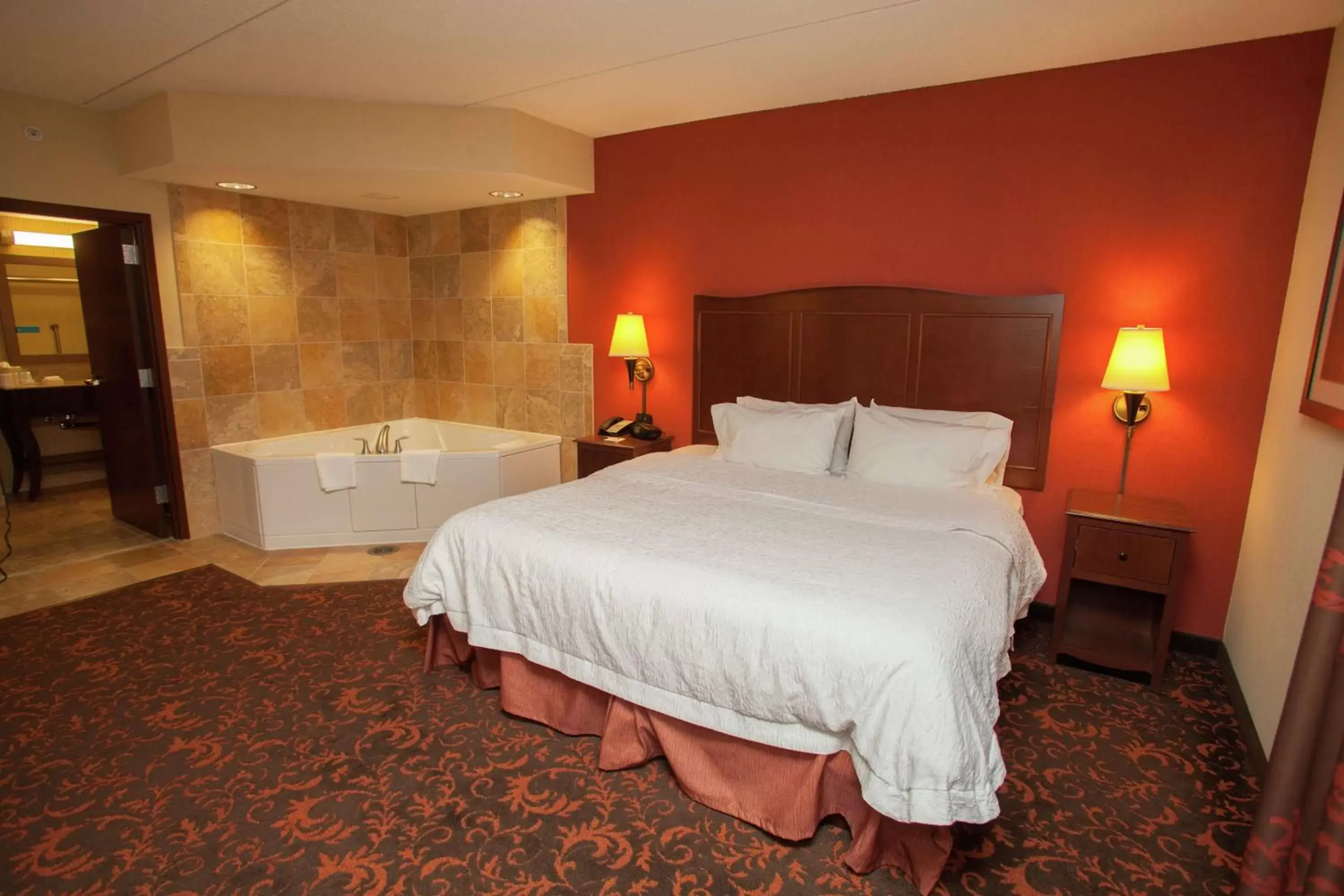 Bathroom, Bed in Hampton Inn Elmira/Horseheads