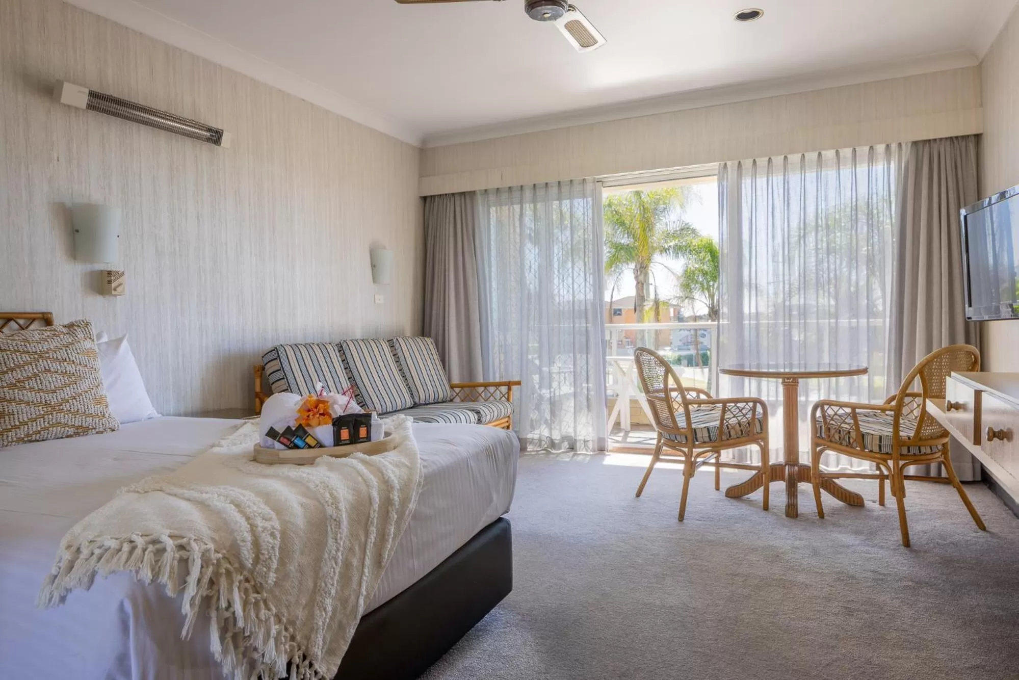 Bed in South Pacific Palms Motor Inn