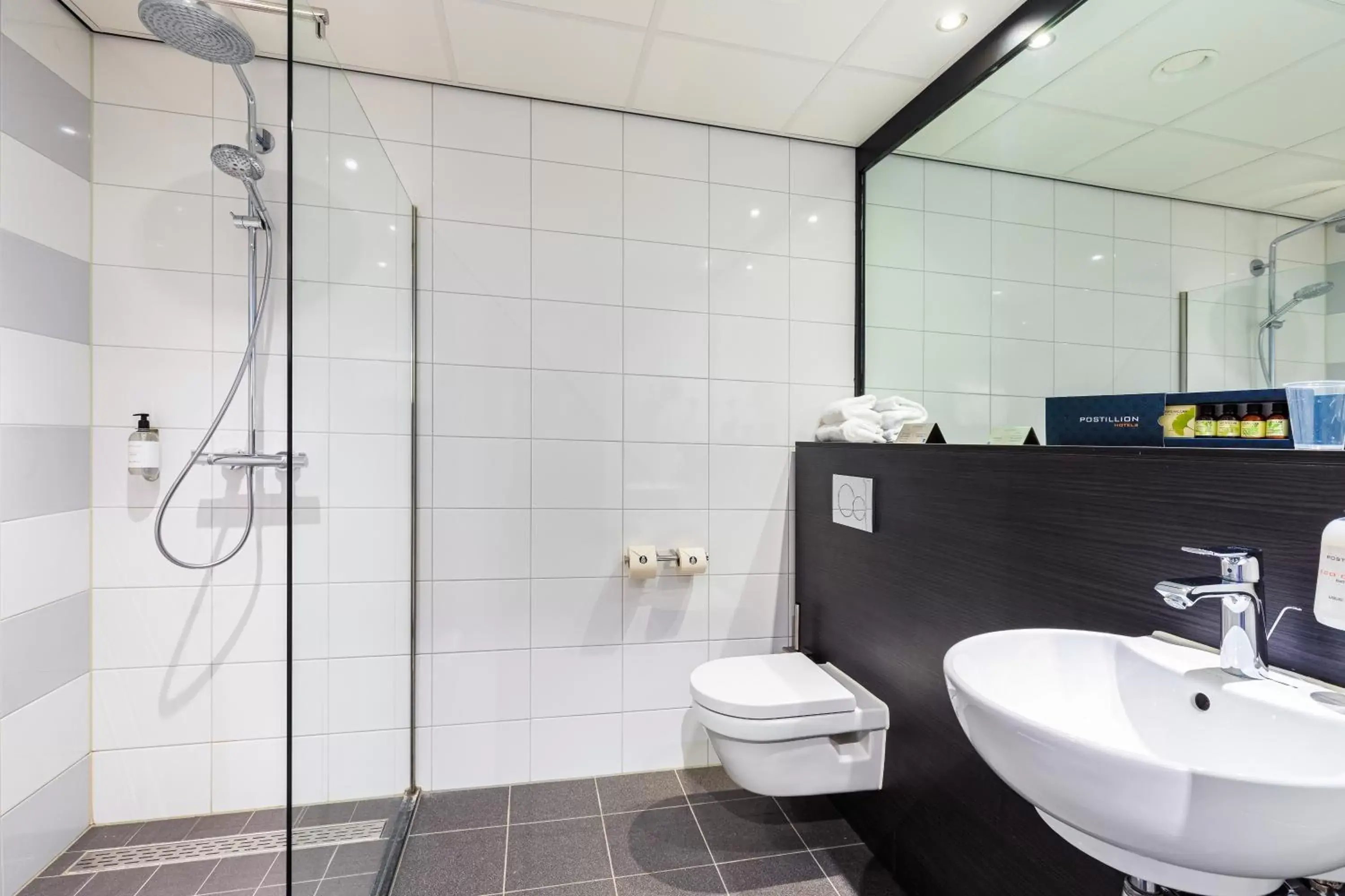 Bathroom in Postillion Hotel Dordrecht