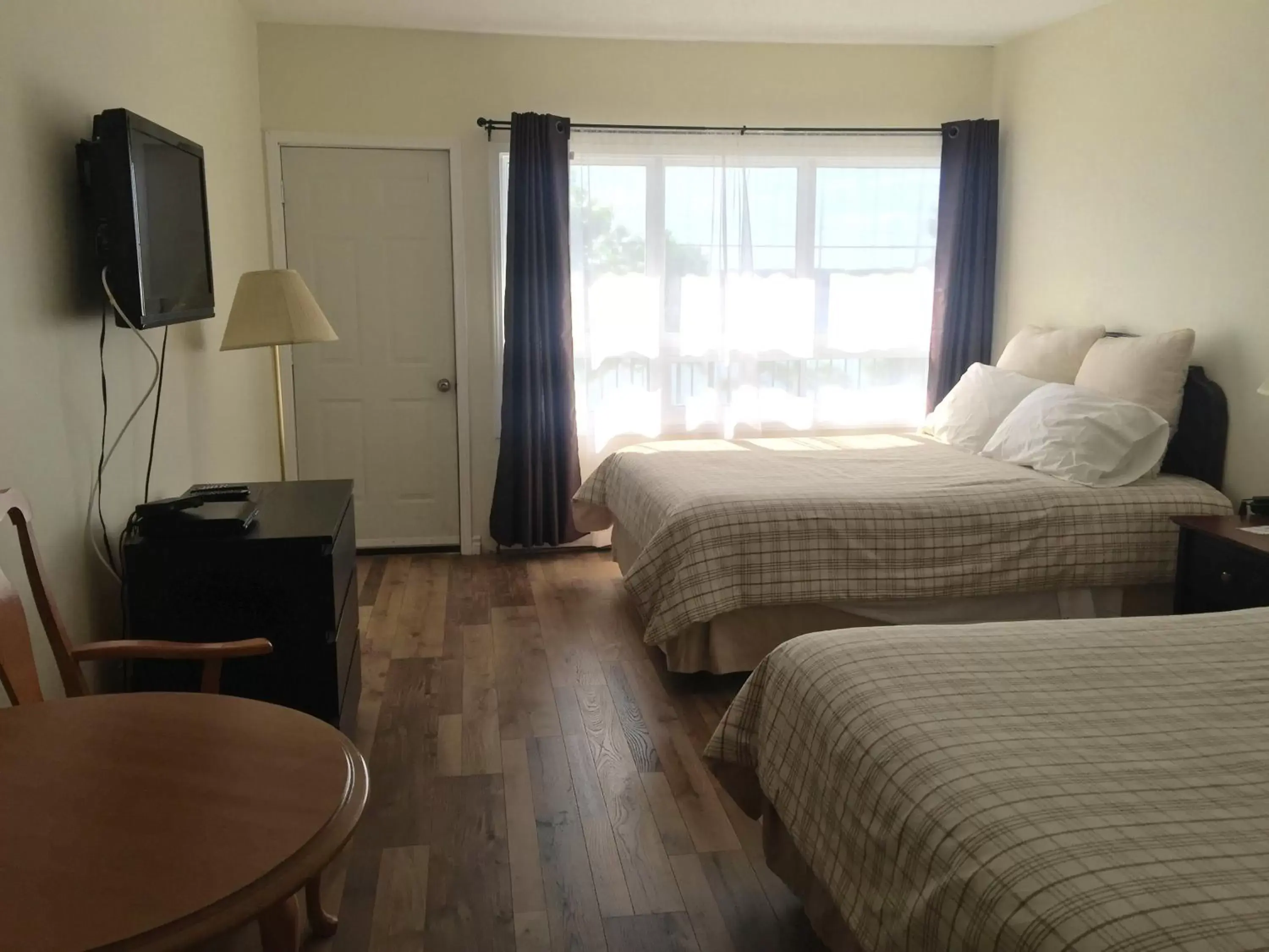 Bedroom, Bed in Lakeside Inn