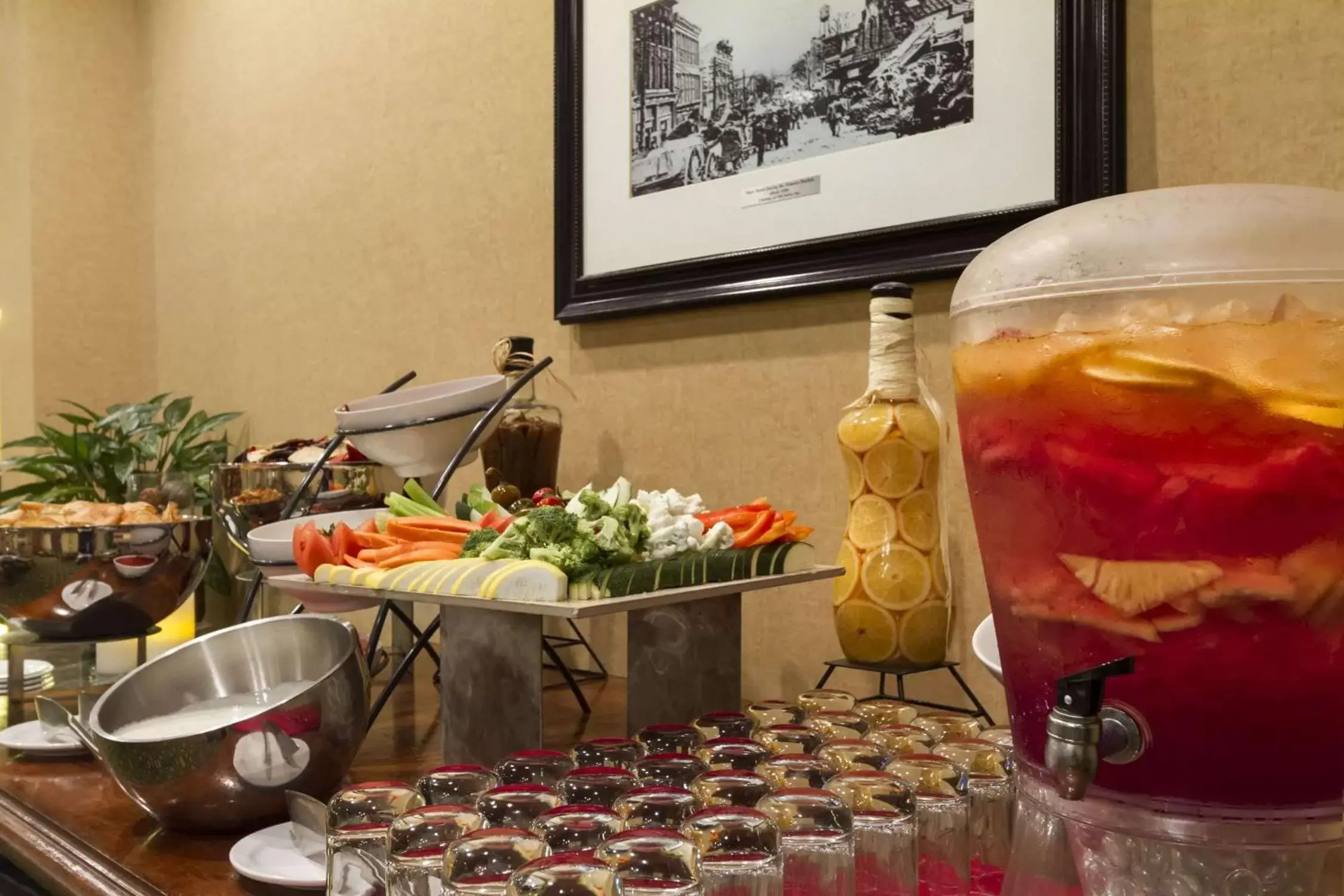 Dining area, Drinks in Embassy Suites Winston-Salem