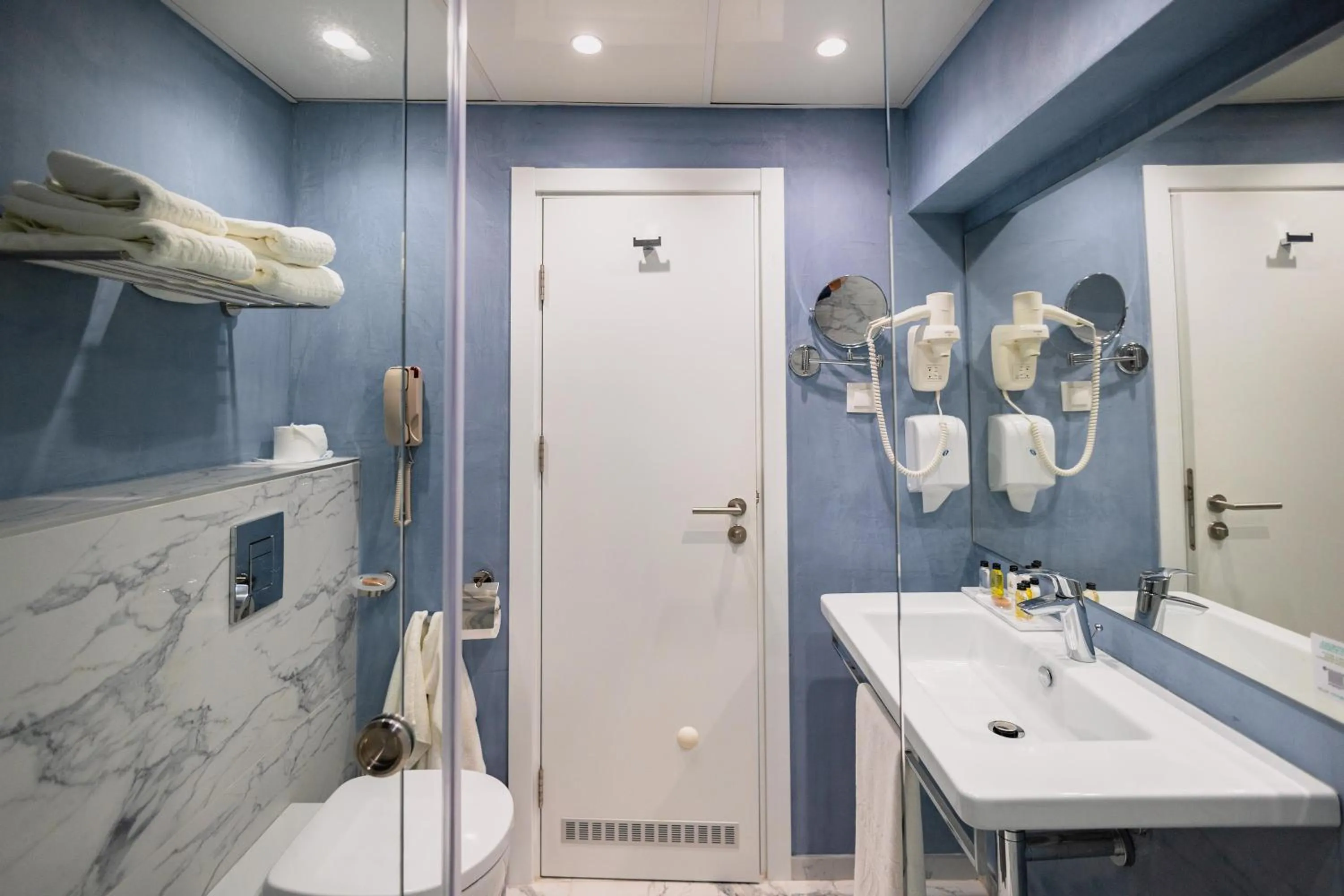 Shower in International Hotel Casino & Tower Suites