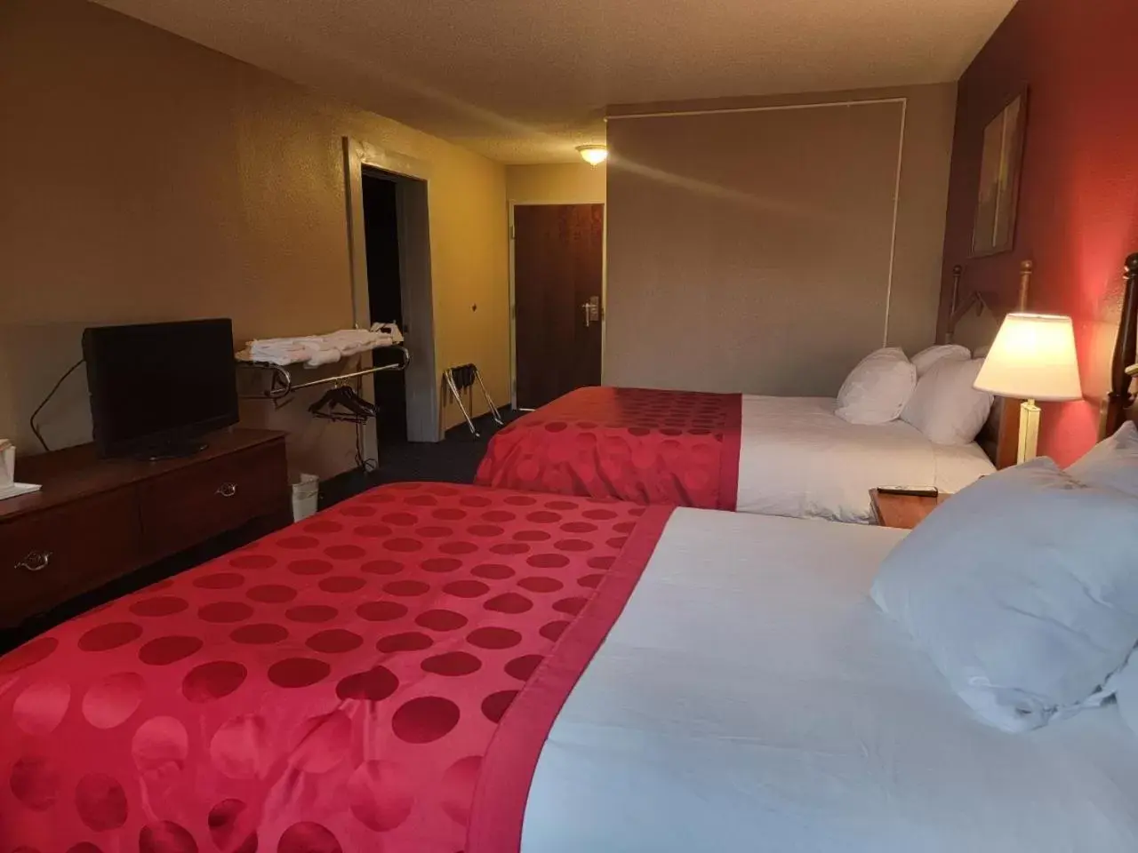 Photo of the whole room, Bed in Ramada by Wyndham Angola/Fremont Area