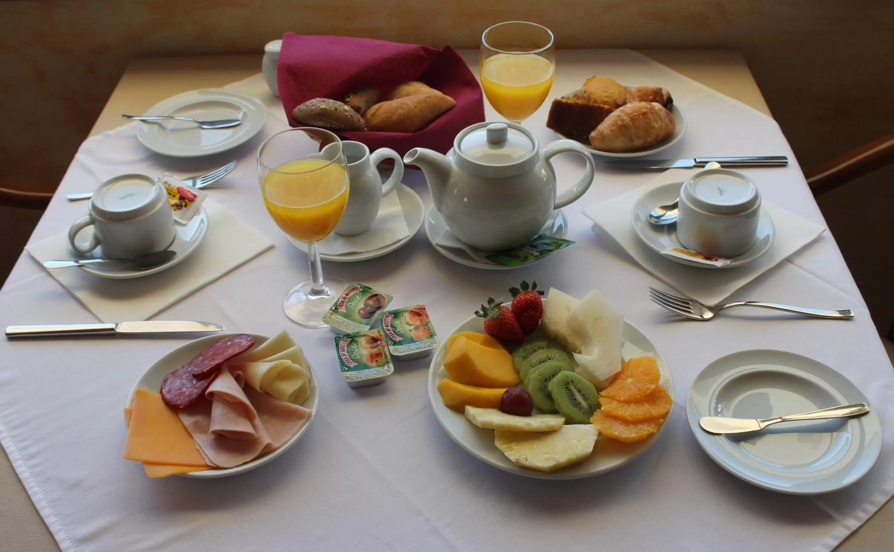 Buffet breakfast in Quinta dos Poetas Nature Hotel & Apartments