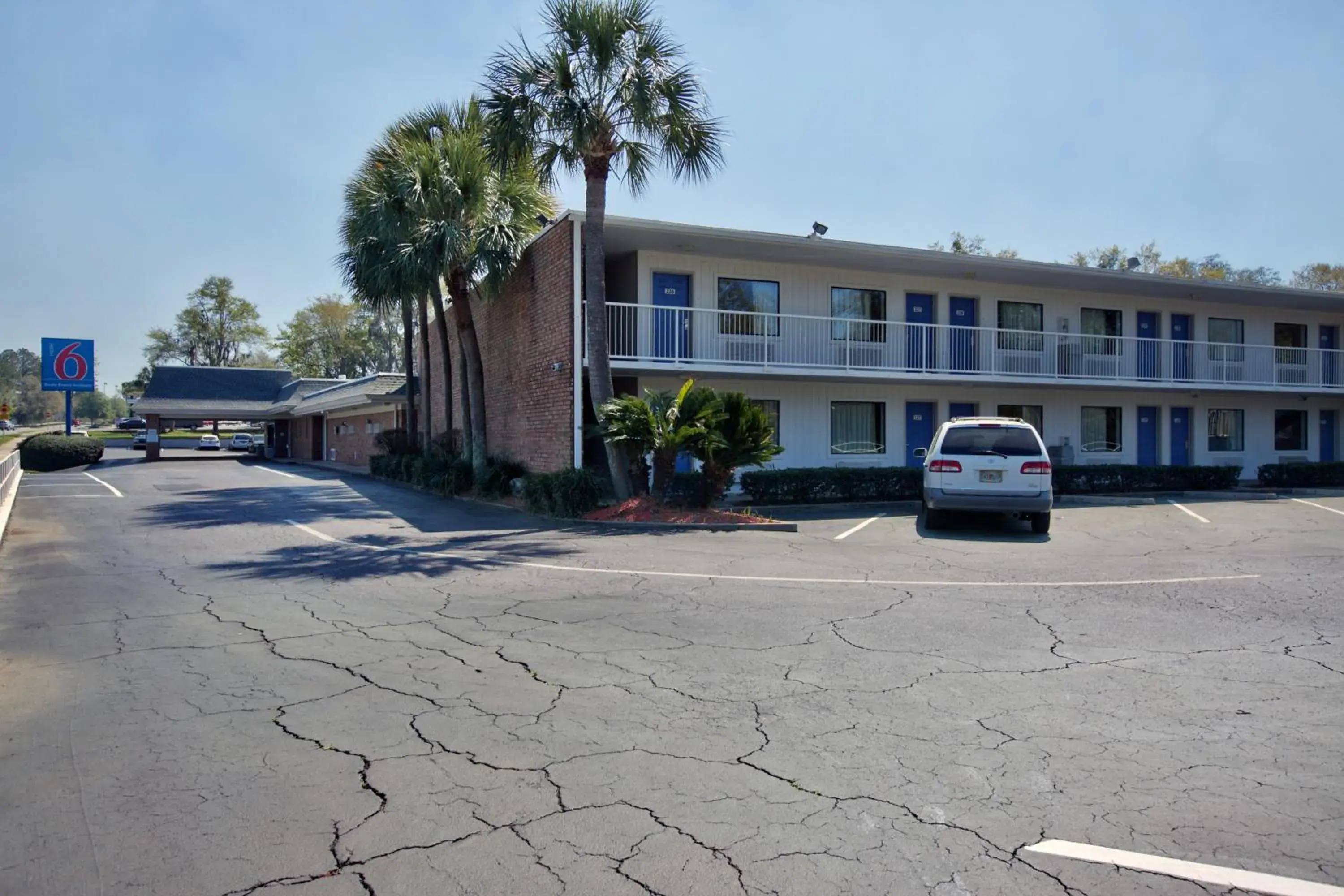 Facade/entrance, Property Building in Motel 6-Tallahassee, FL - Downtown