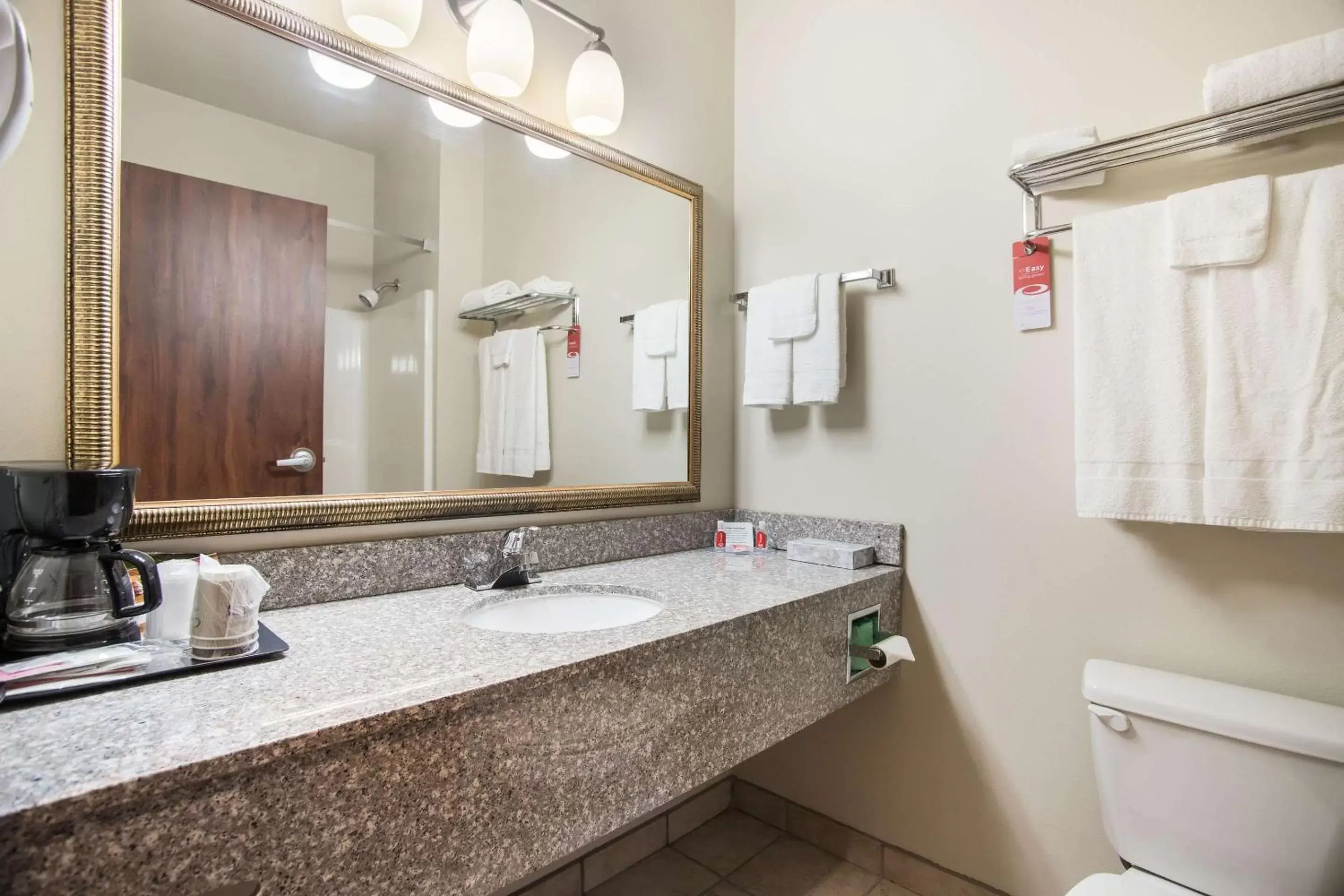 Photo of the whole room, Bathroom in Econo Lodge Anderson