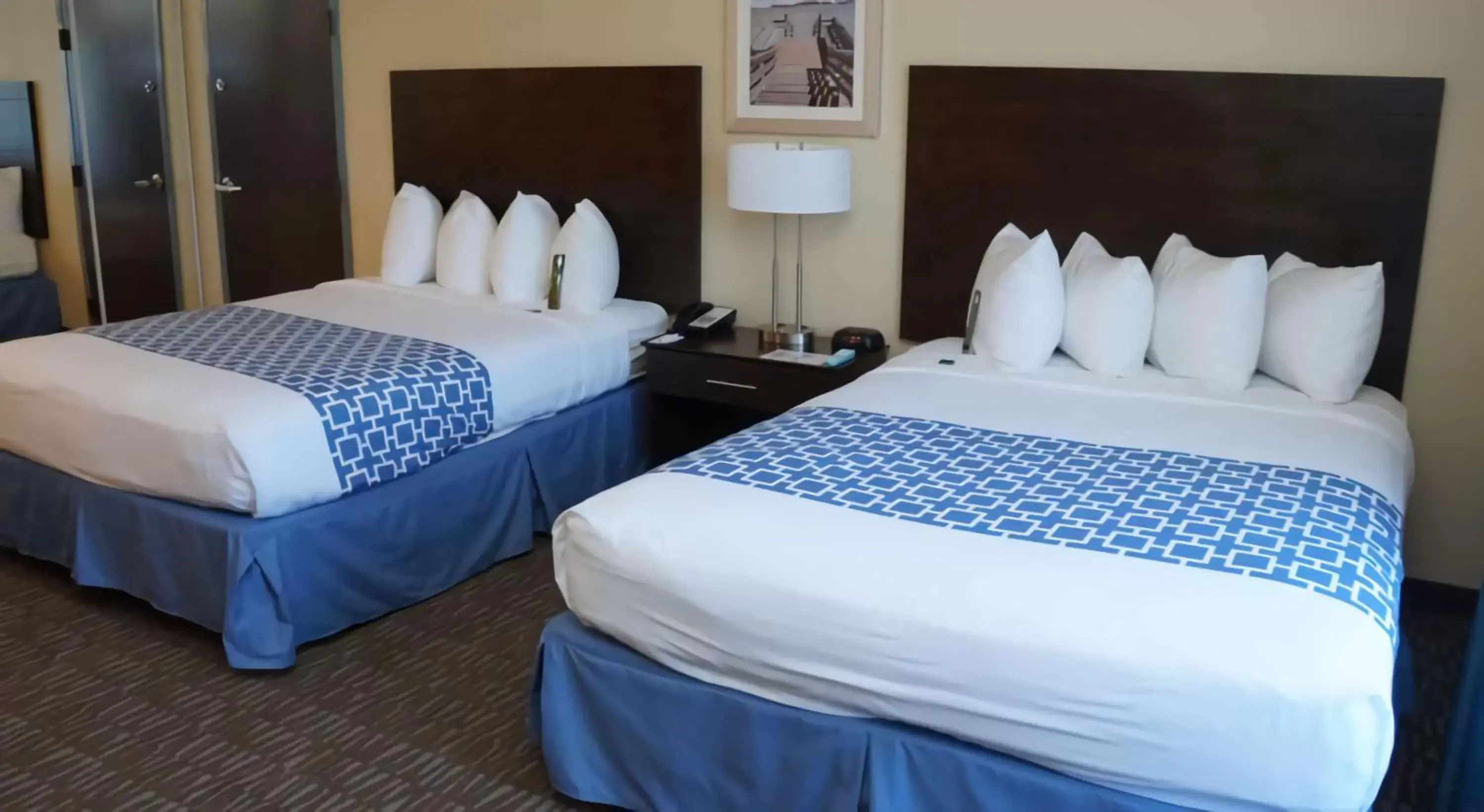 Photo of the whole room, Bed in Best Western Naples Plaza Hotel