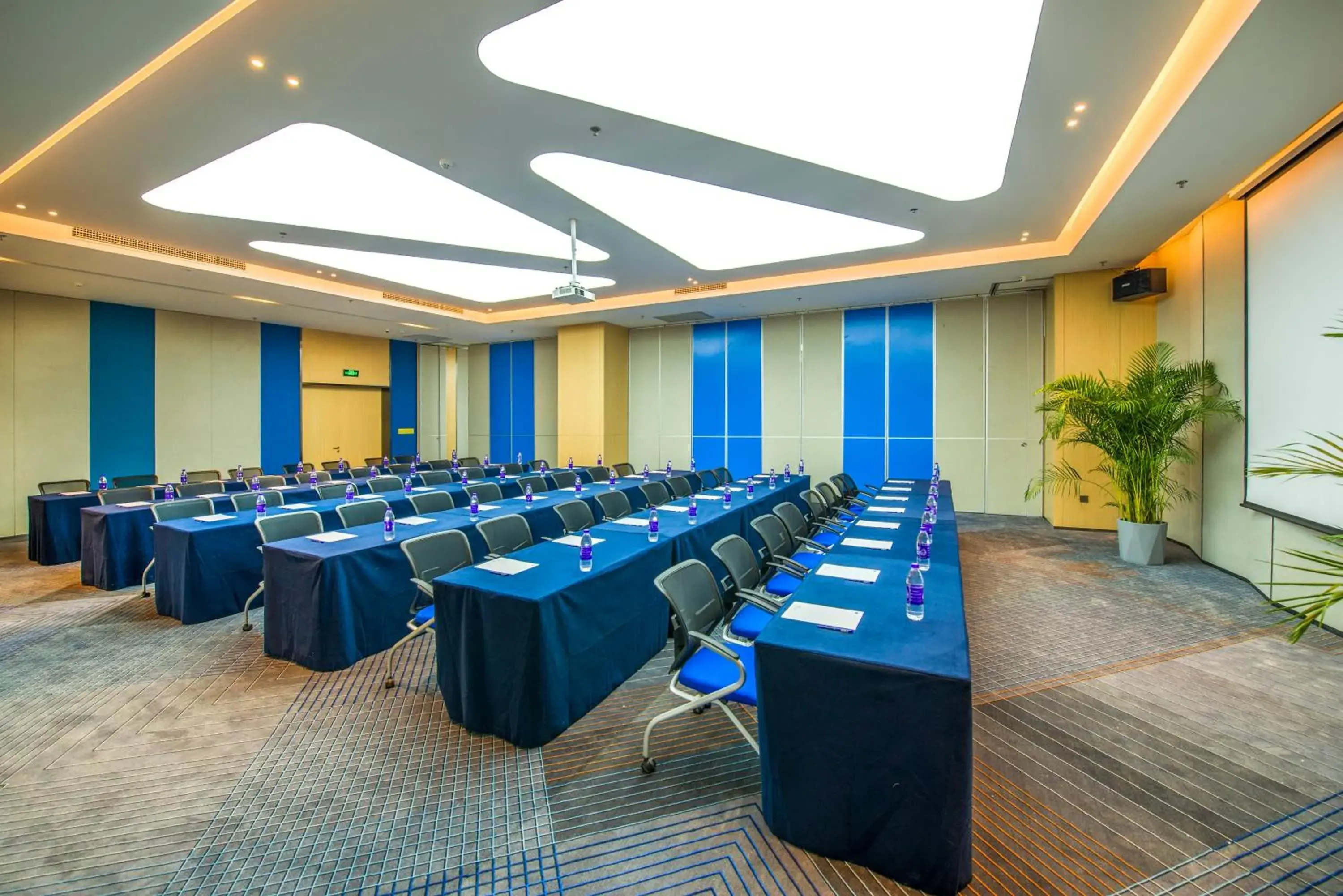 Meeting/conference room in Holiday Inn Express Foshan Beijiao, an IHG Hotel