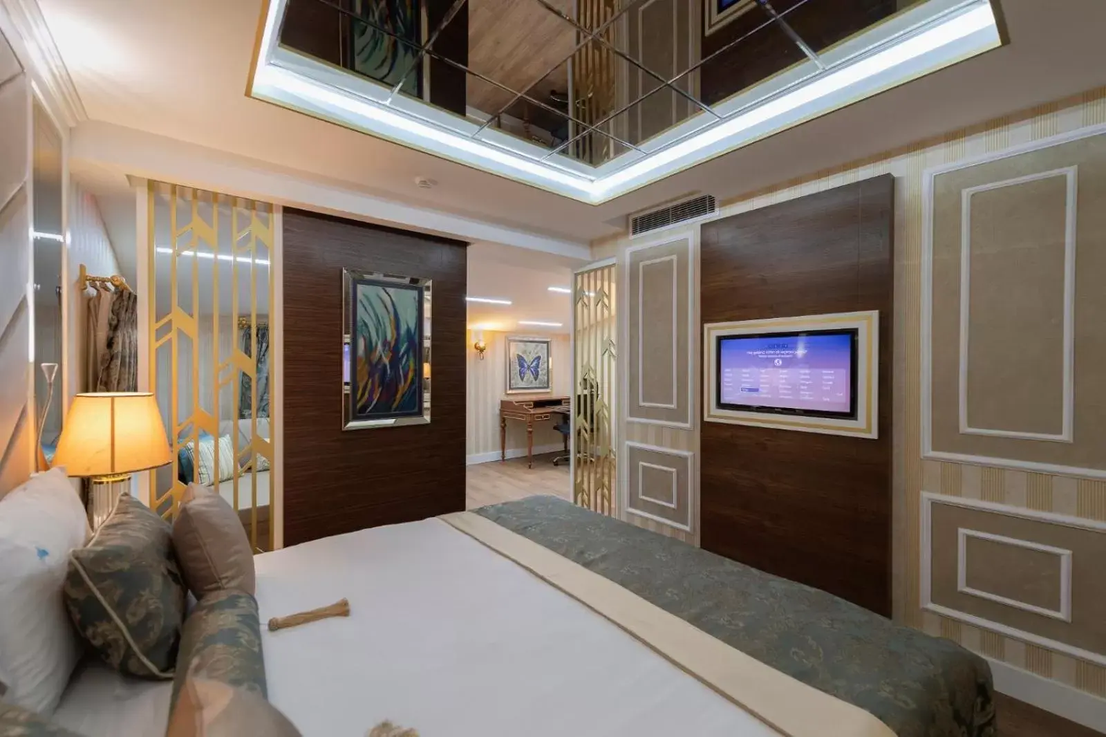 TV and multimedia in Elysium Green Suites