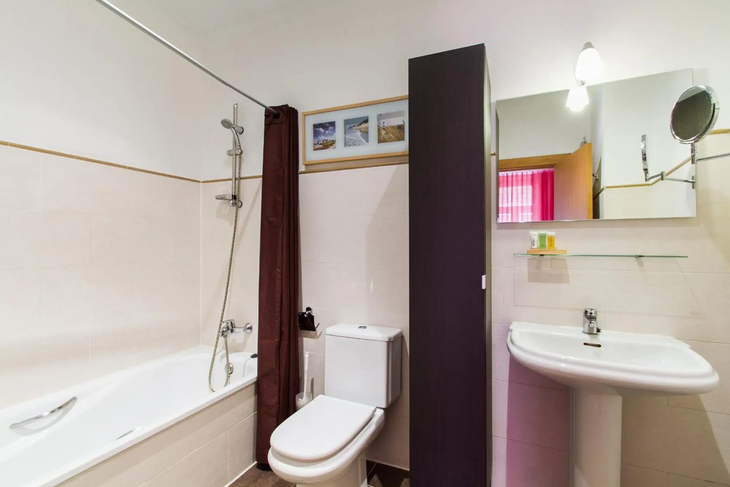 Bathroom in Living Valencia Apartments - Merced