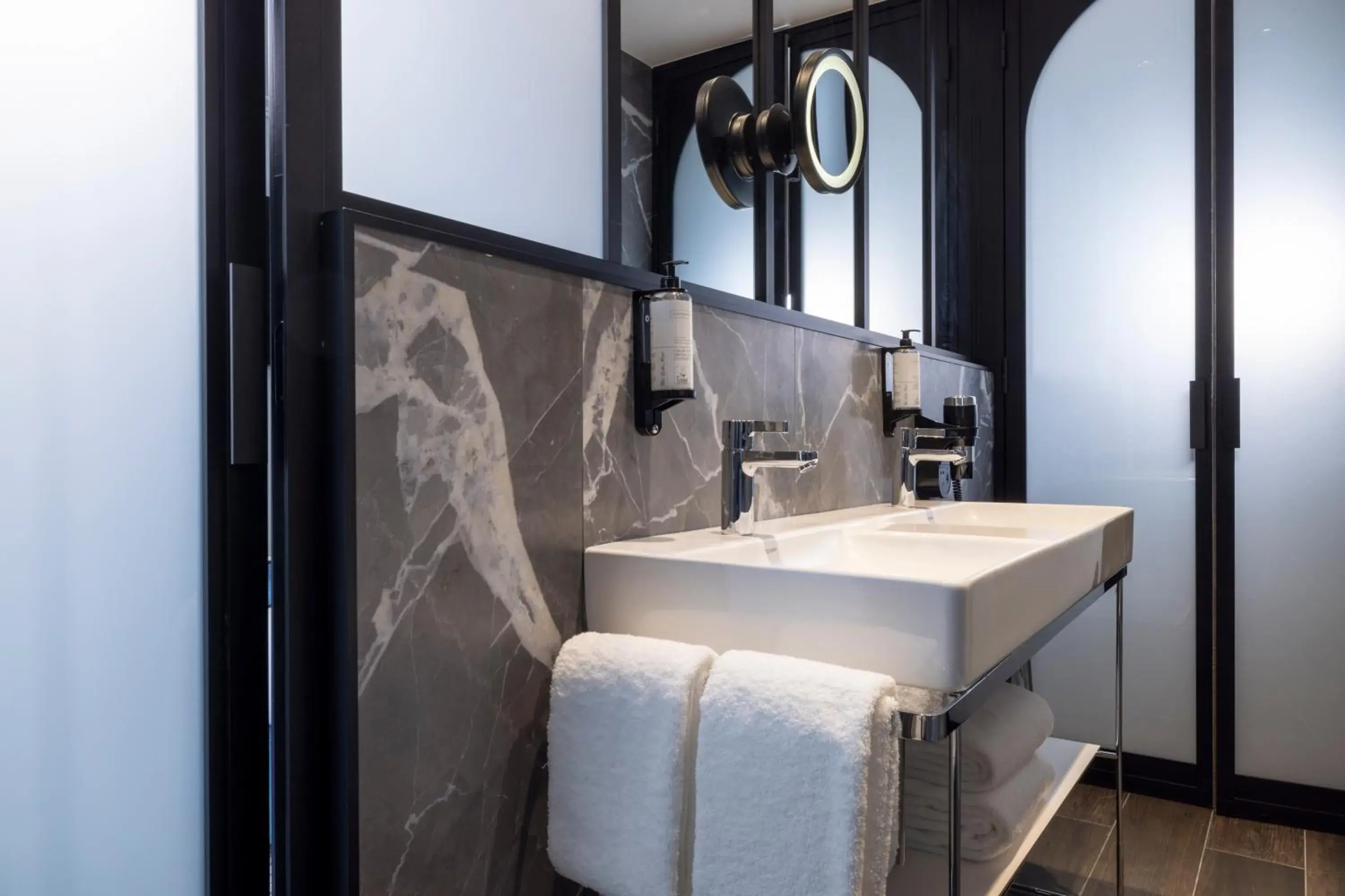 Bathroom in Hotel de France Gare de Lyon Bastille