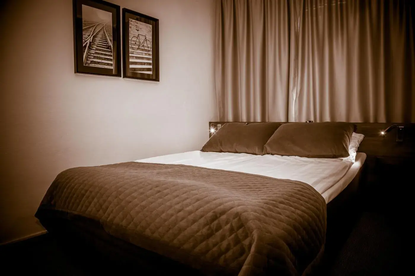 Bed, Room Photo in Hotell Niv