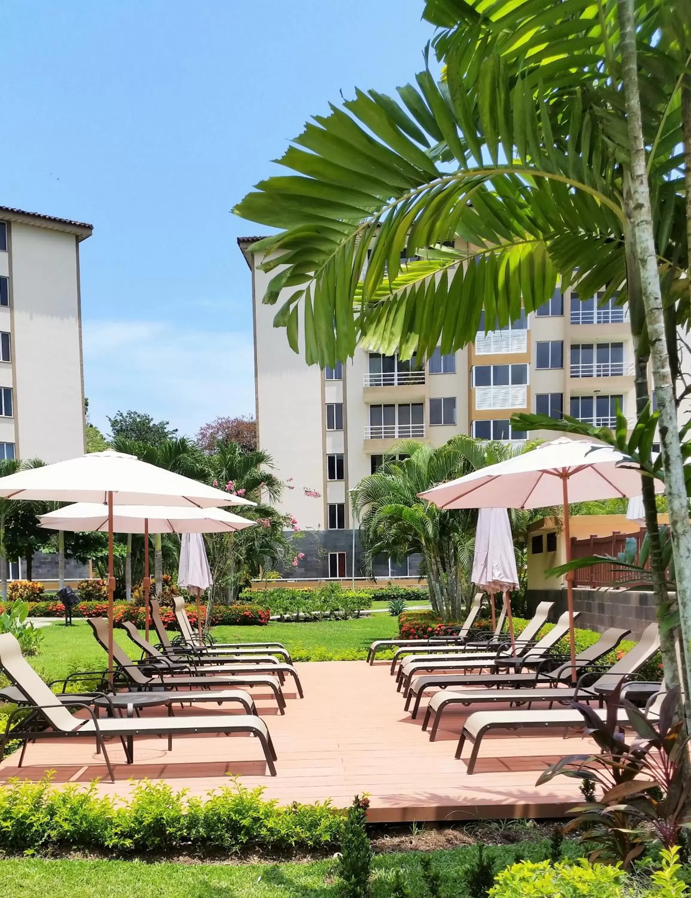 Facade/entrance, Swimming Pool in Jaco Beach Condos