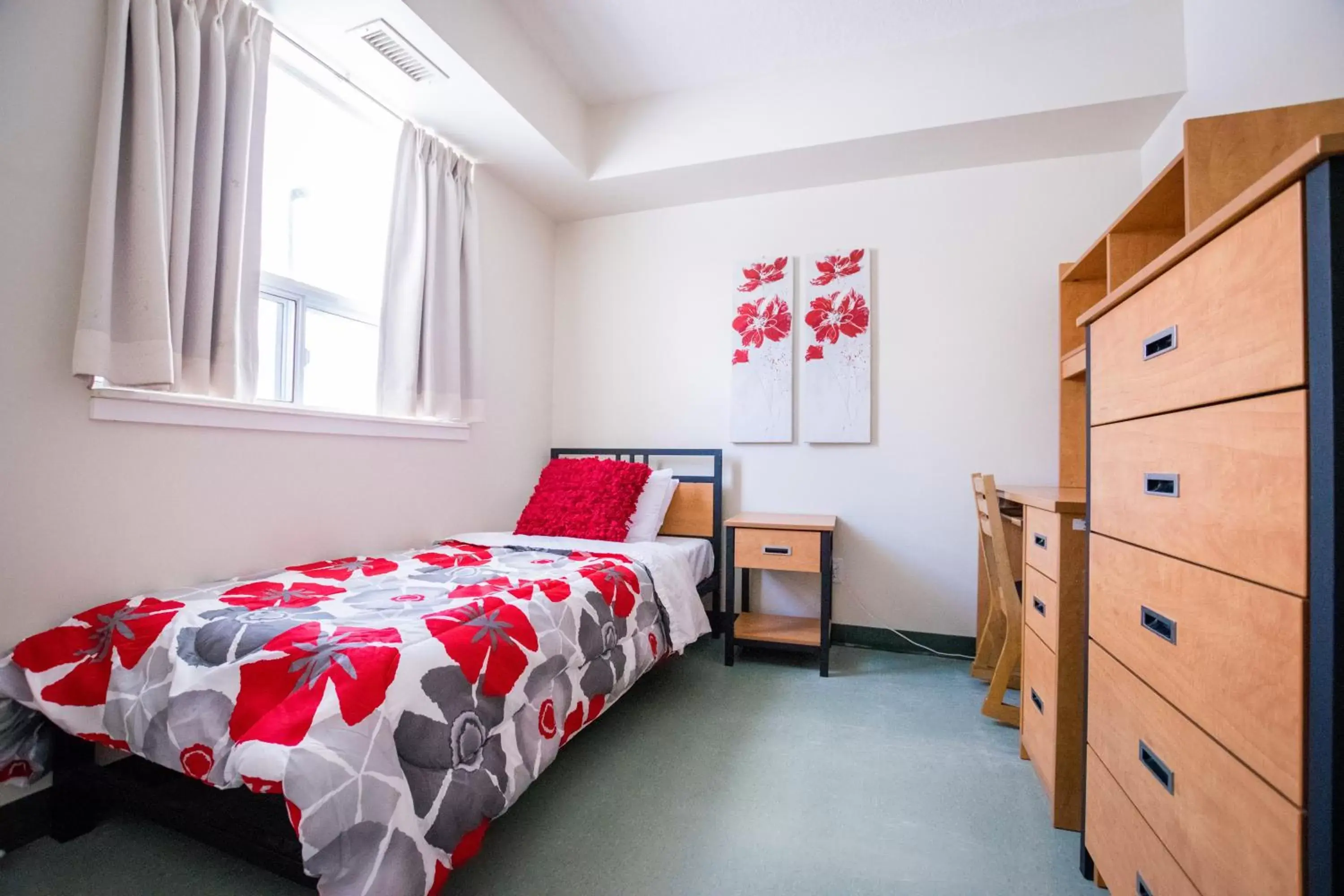 Bedroom, Bed in United College