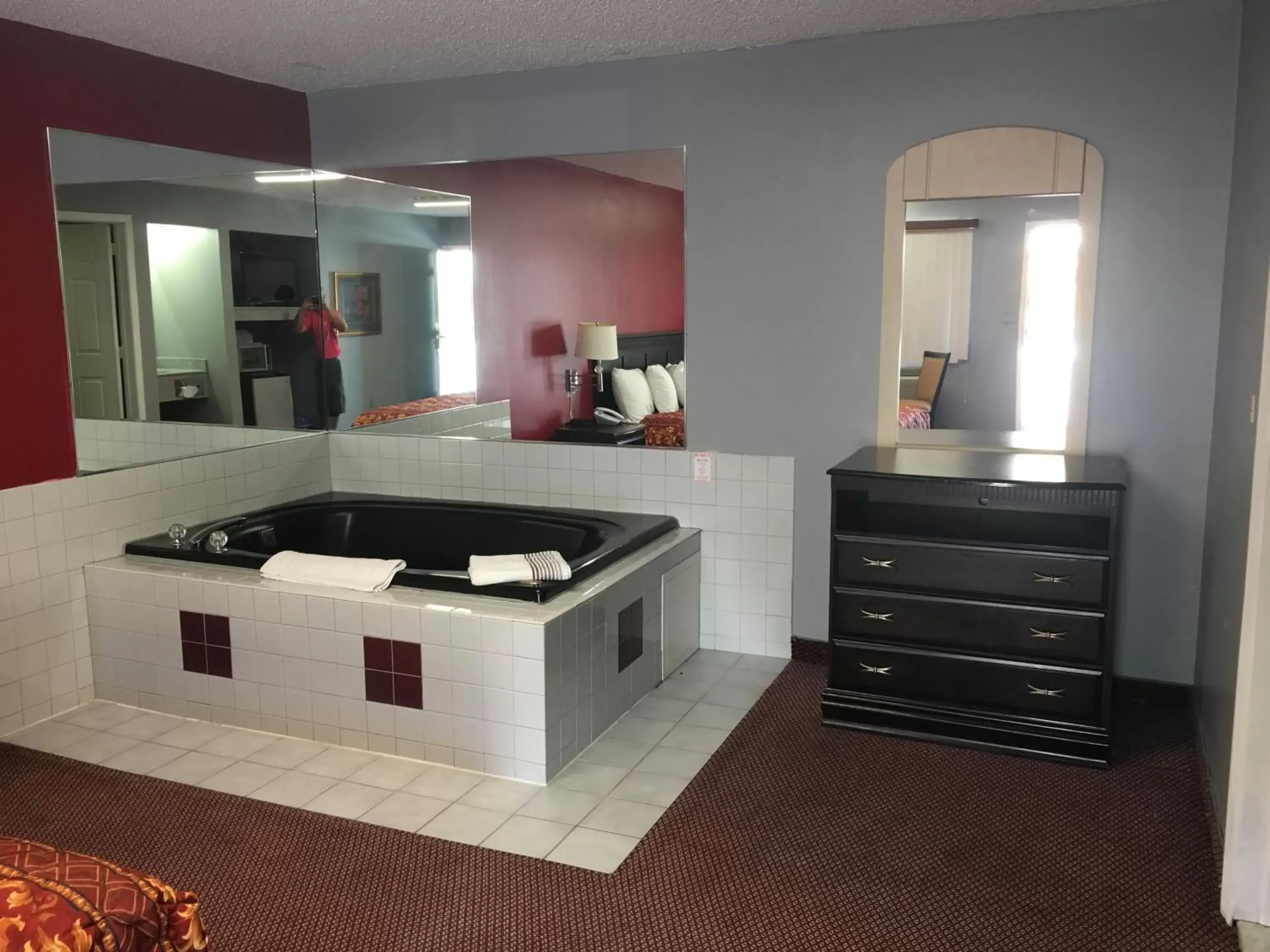 Hot Tub, Kitchen/Kitchenette in Journeys End Motel