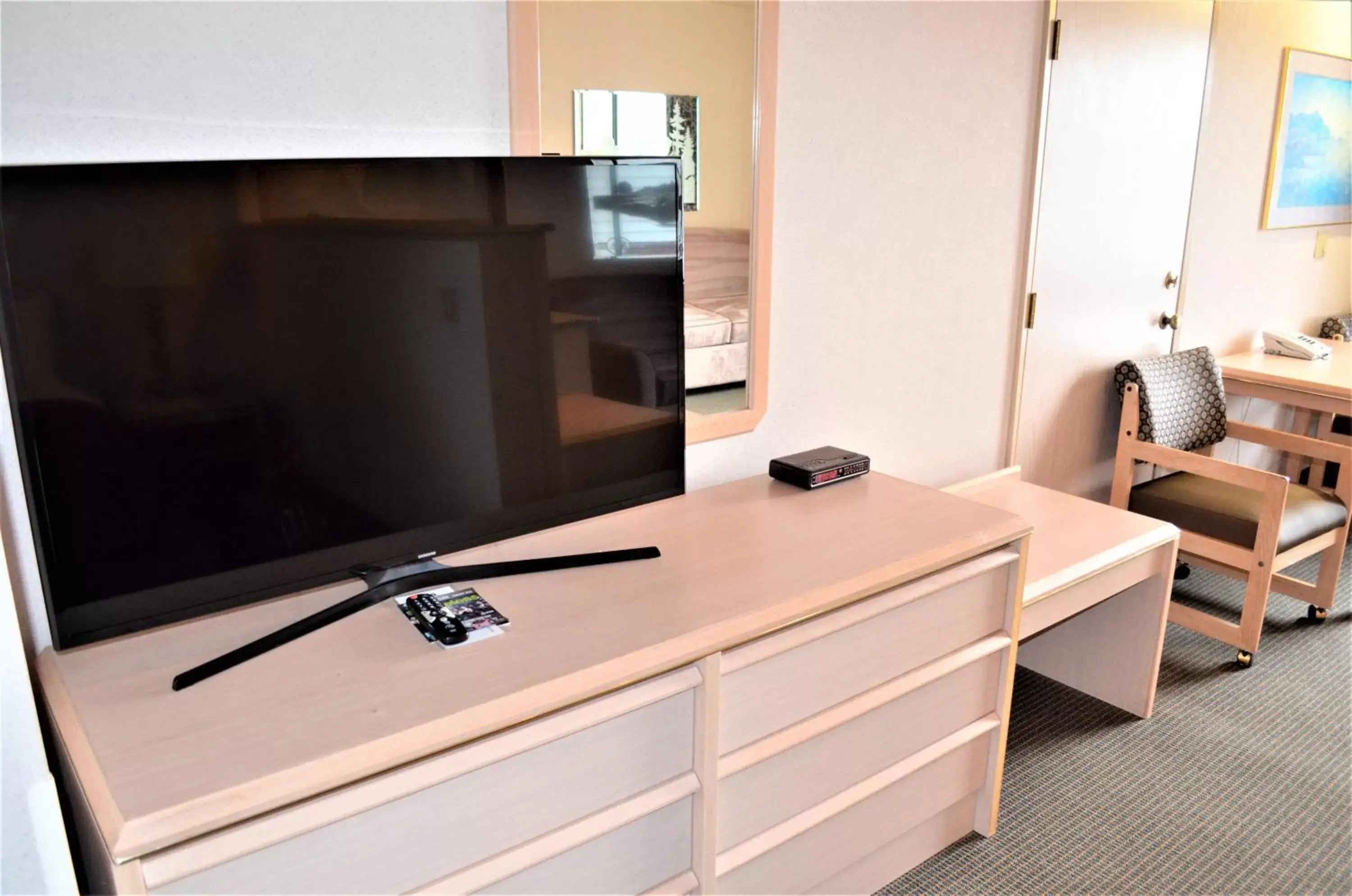 TV and multimedia, TV/Entertainment Center in Shilo Inns Suites The Dalles