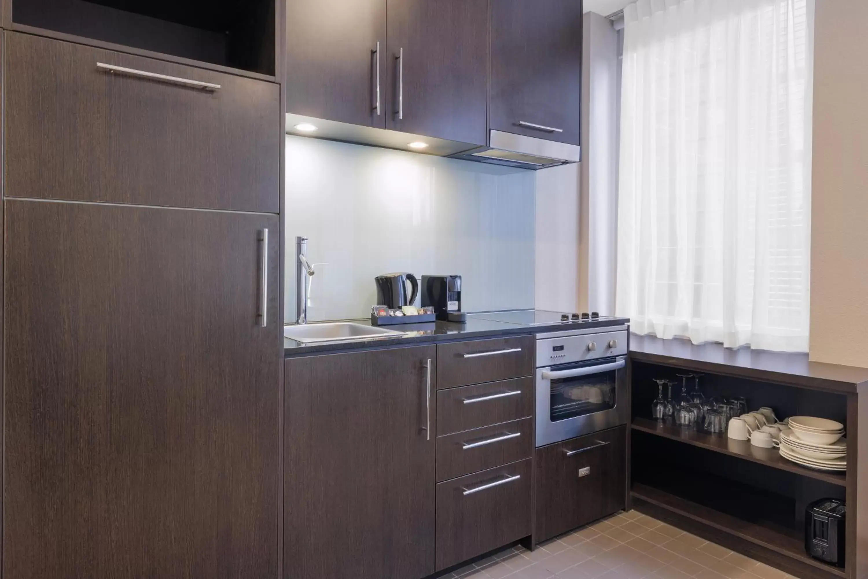 Kitchen or kitchenette, Kitchen/Kitchenette in Oaks Melbourne on Collins Hotel