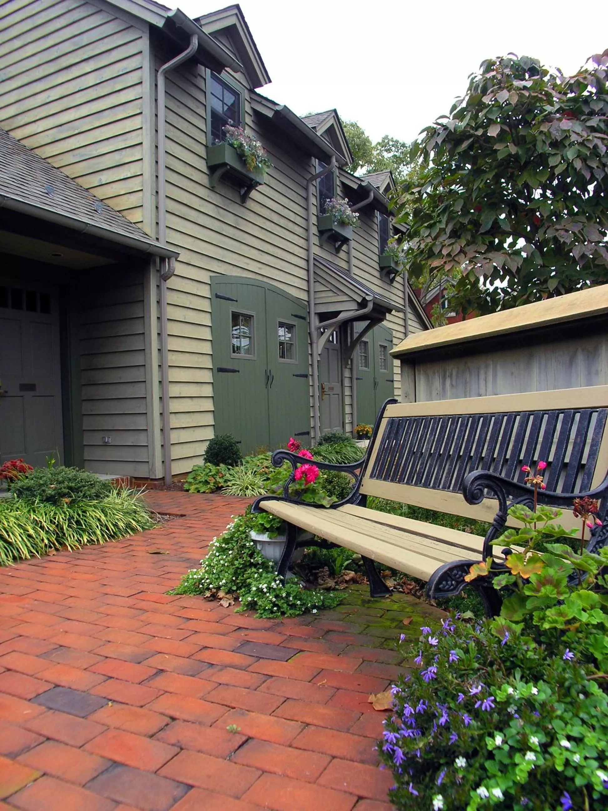 Inner courtyard view in The Inn & Spa at Intercourse Village